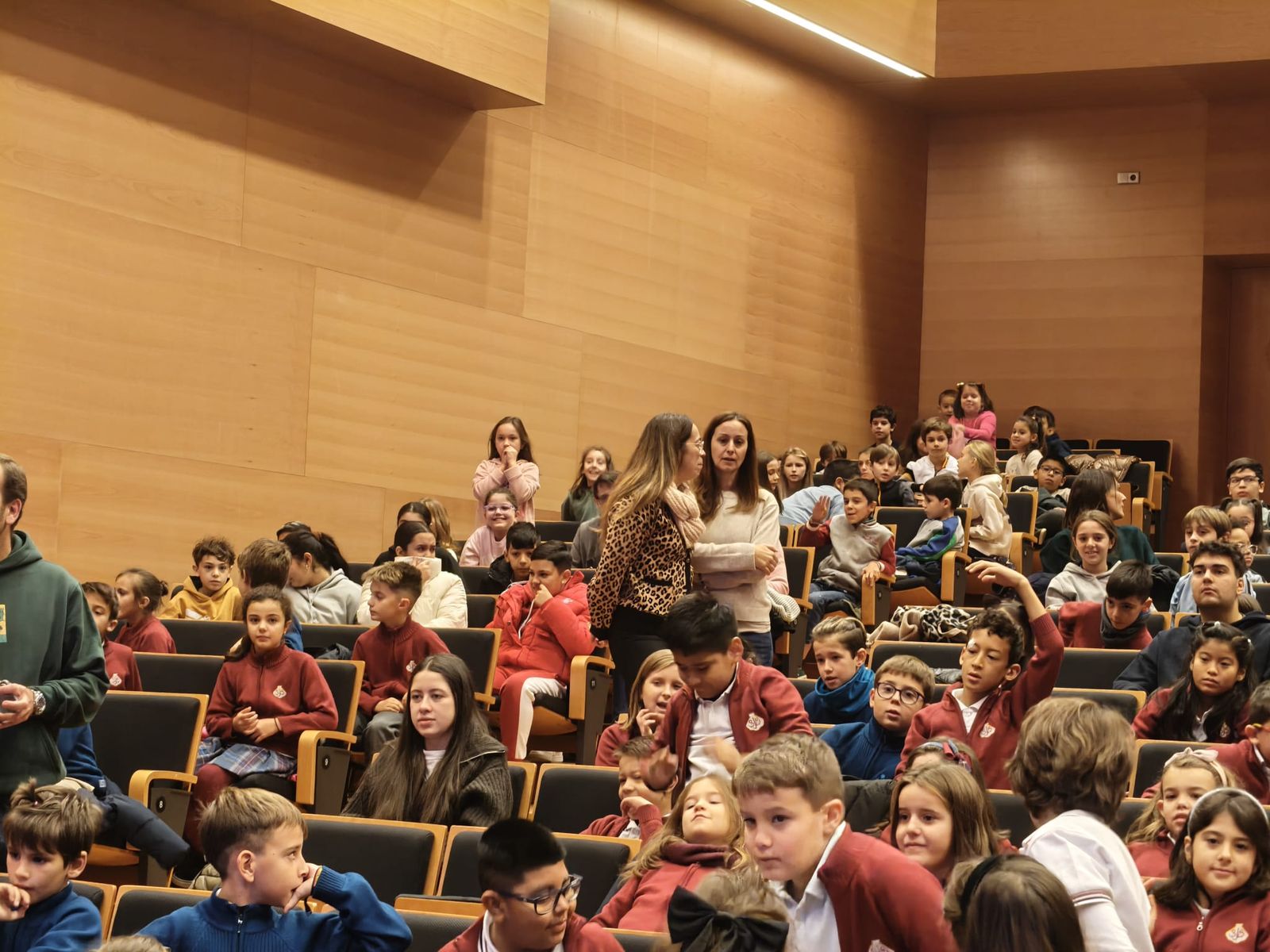 Los niños del concurso de dibujo de reciben sus diplomas premiados de las manos del alcalde por el Día Internacional de los Derechos de la Infancia