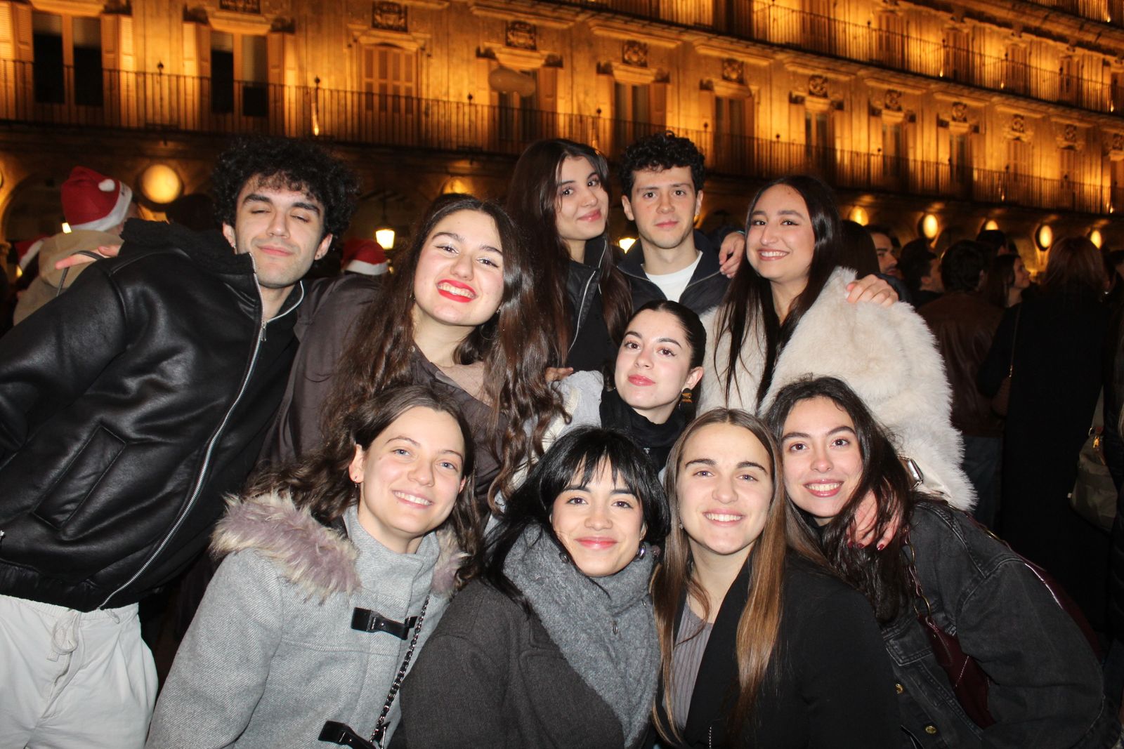 Miles de personas disfrutan de las campanadas y la fiesta del Fin de Año Universitario