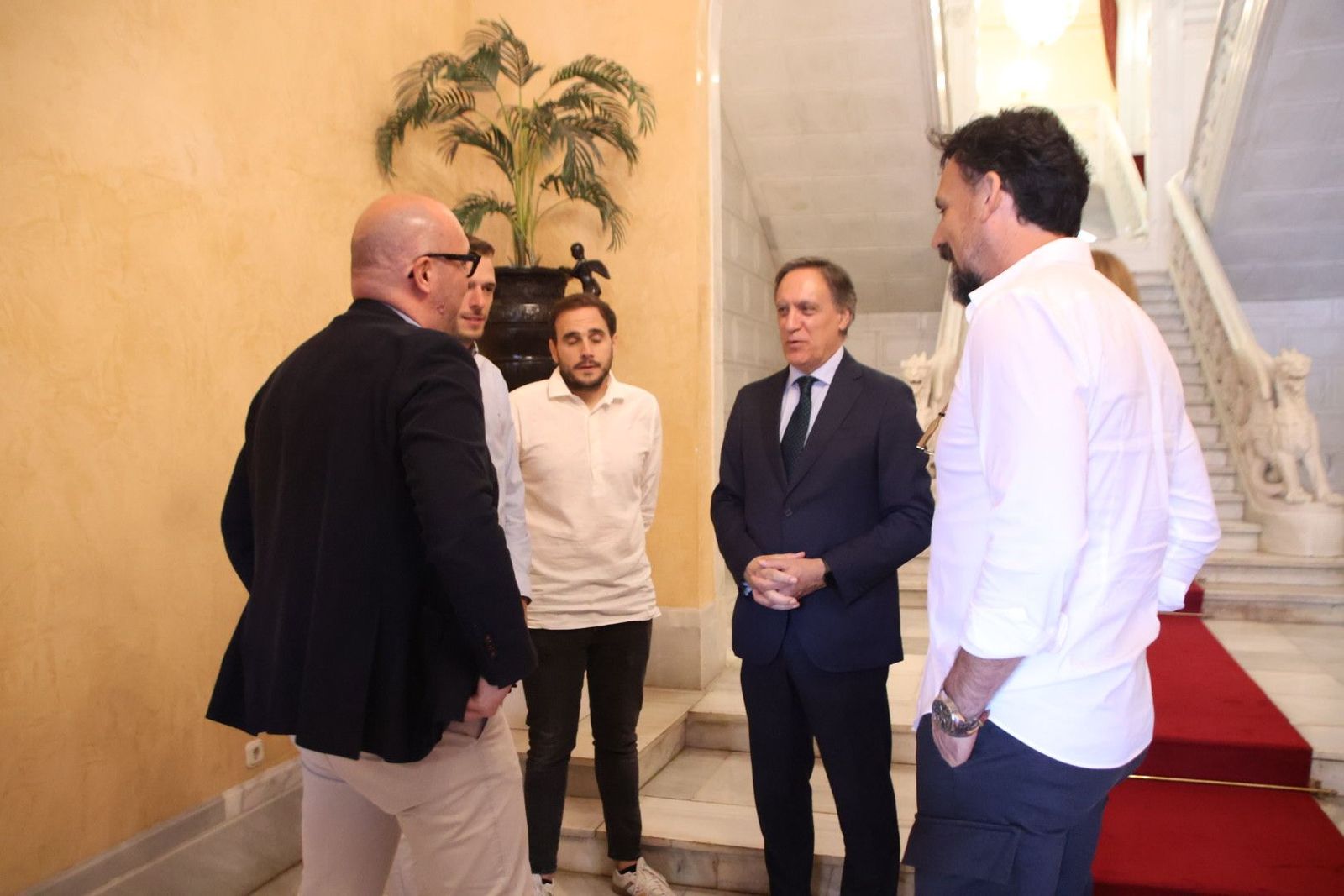 El alcalde de Salamanca, Carlos García Carbayo, recibe al equipo juvenil de Unionistas de Salamanca Club de Fútbol