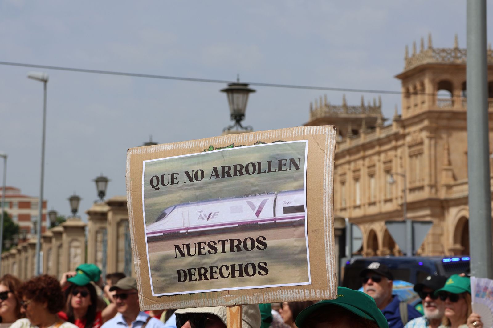 manifestacion-contra-la-perida-de-servicios-de-ave-61