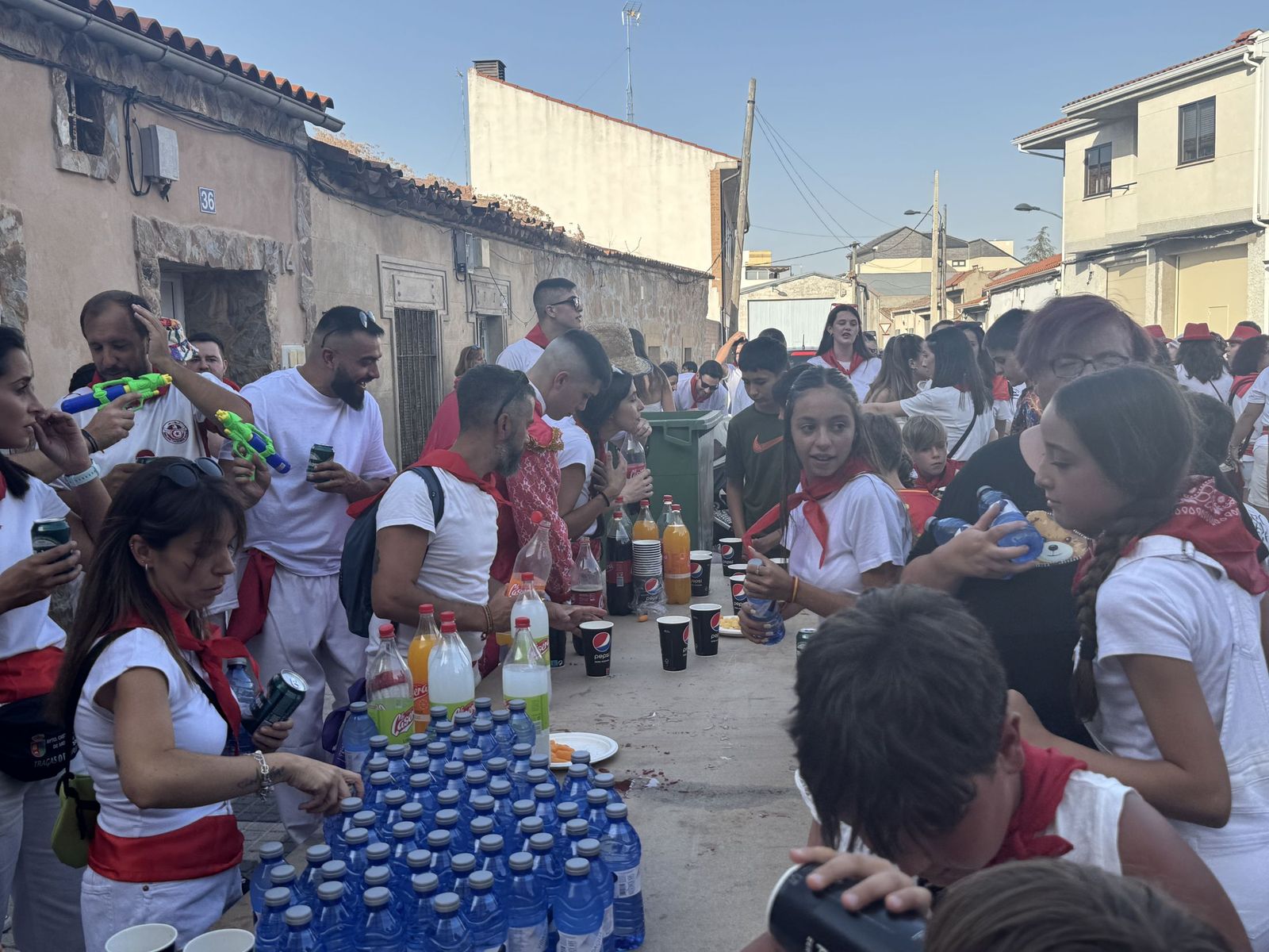 Castellanos de Moriscos. Paseo de peñas con la temática “Viva San Fermín”