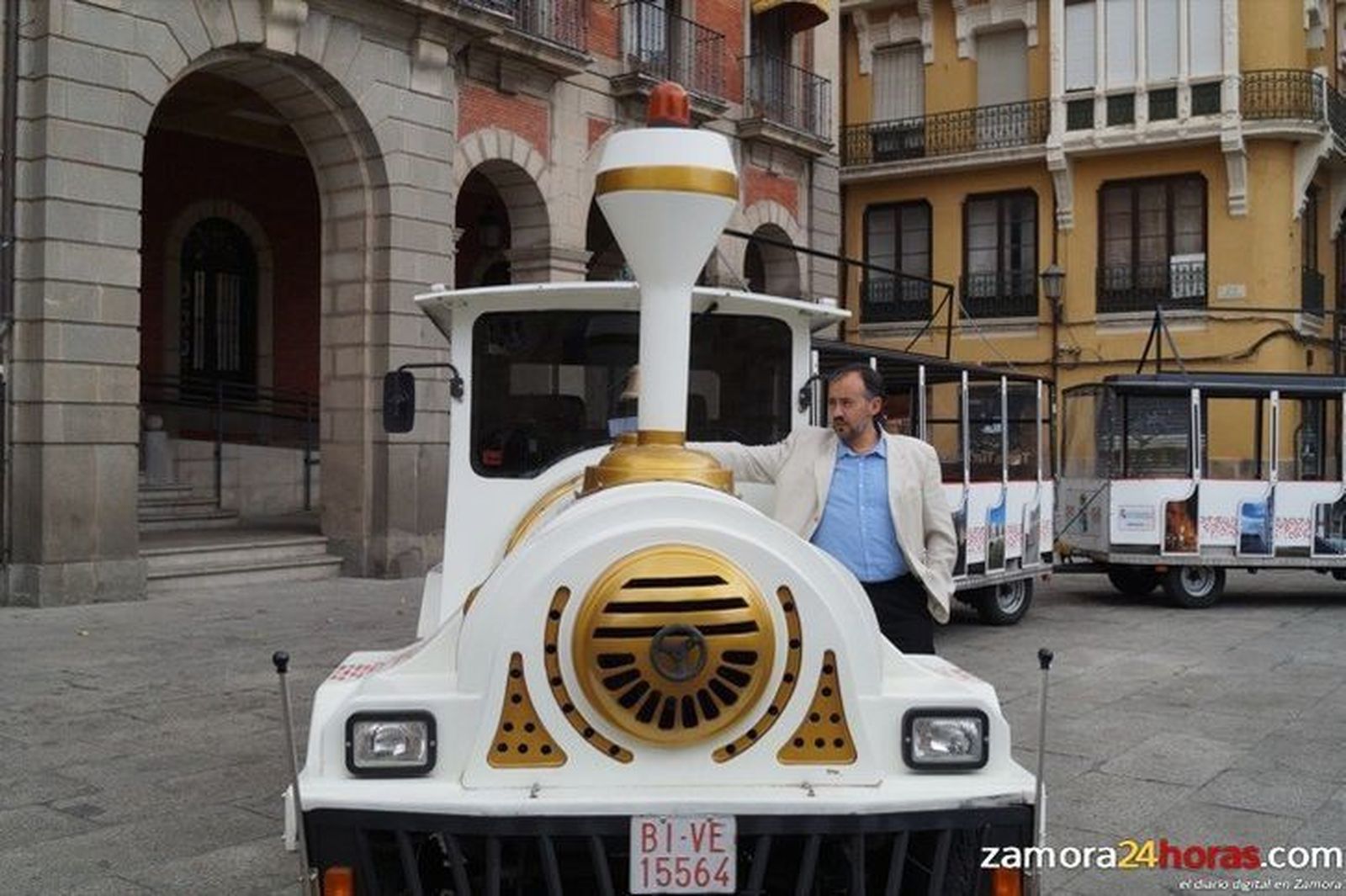 Viaje en tren turístico por la ciudad