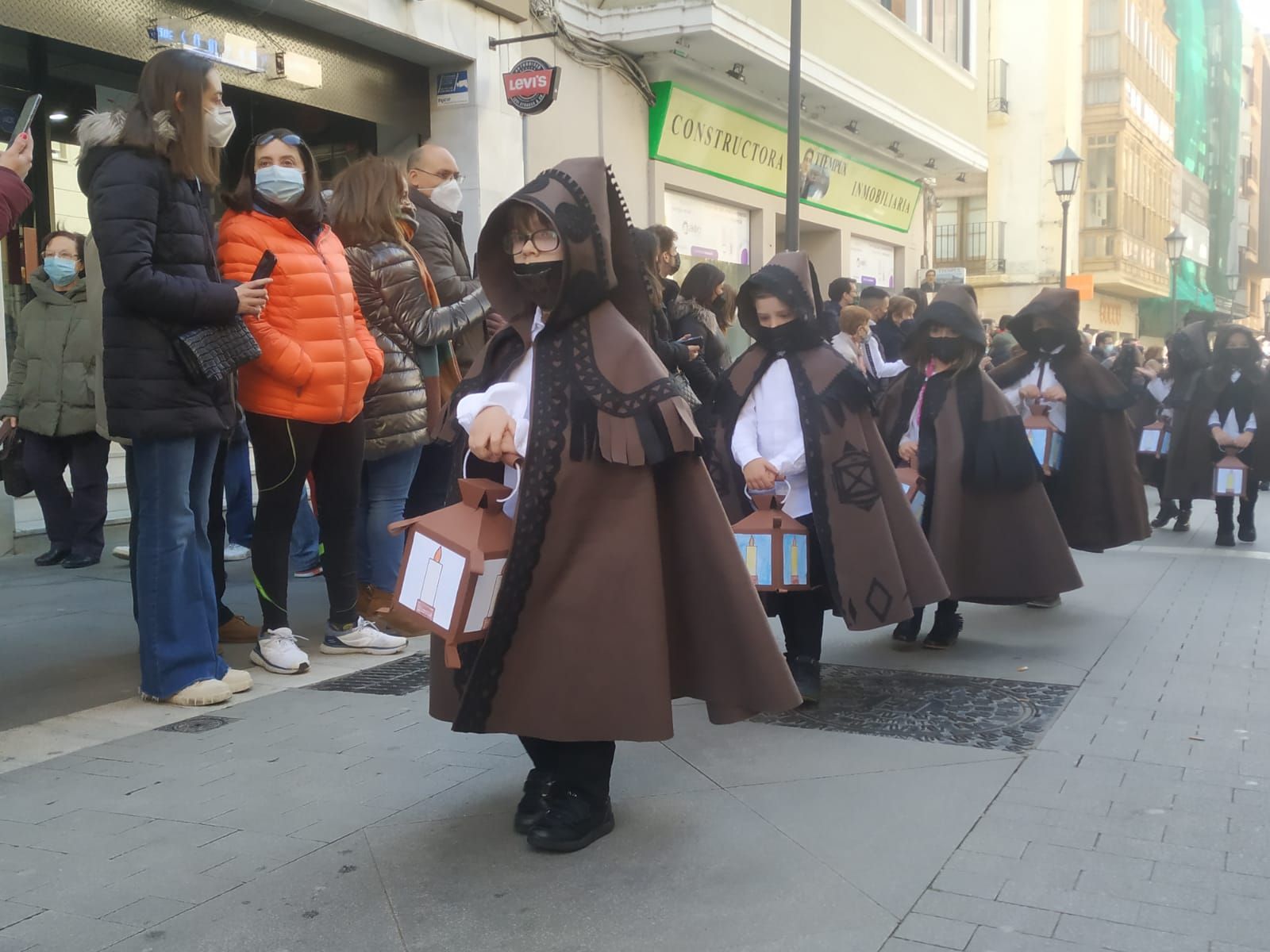 los-escolares-de-la-medalla-milagrosa-sacan-la-semana-santa-a-la-calle-16