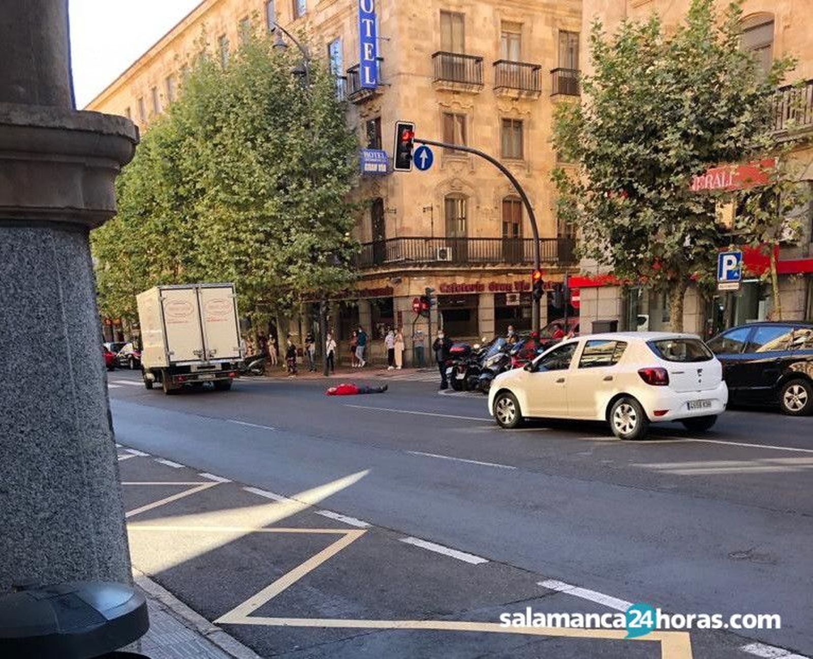 Hombre que se tumbra Gran Vía 3