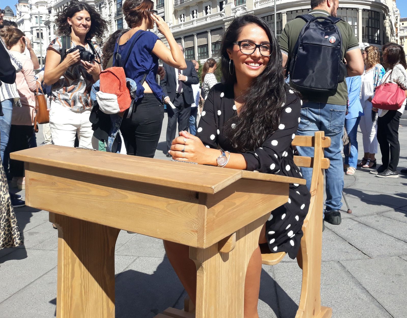 Lola, una joven gitana sentada en 'el pupitre gitano'