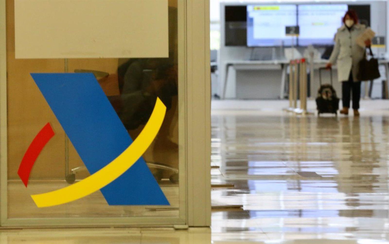 Logotipo de la Agencia Tributaria en una mampara en una Oficina. EP Logotipo de la Agencia Tributaria en una mampara en una Oficina. EP