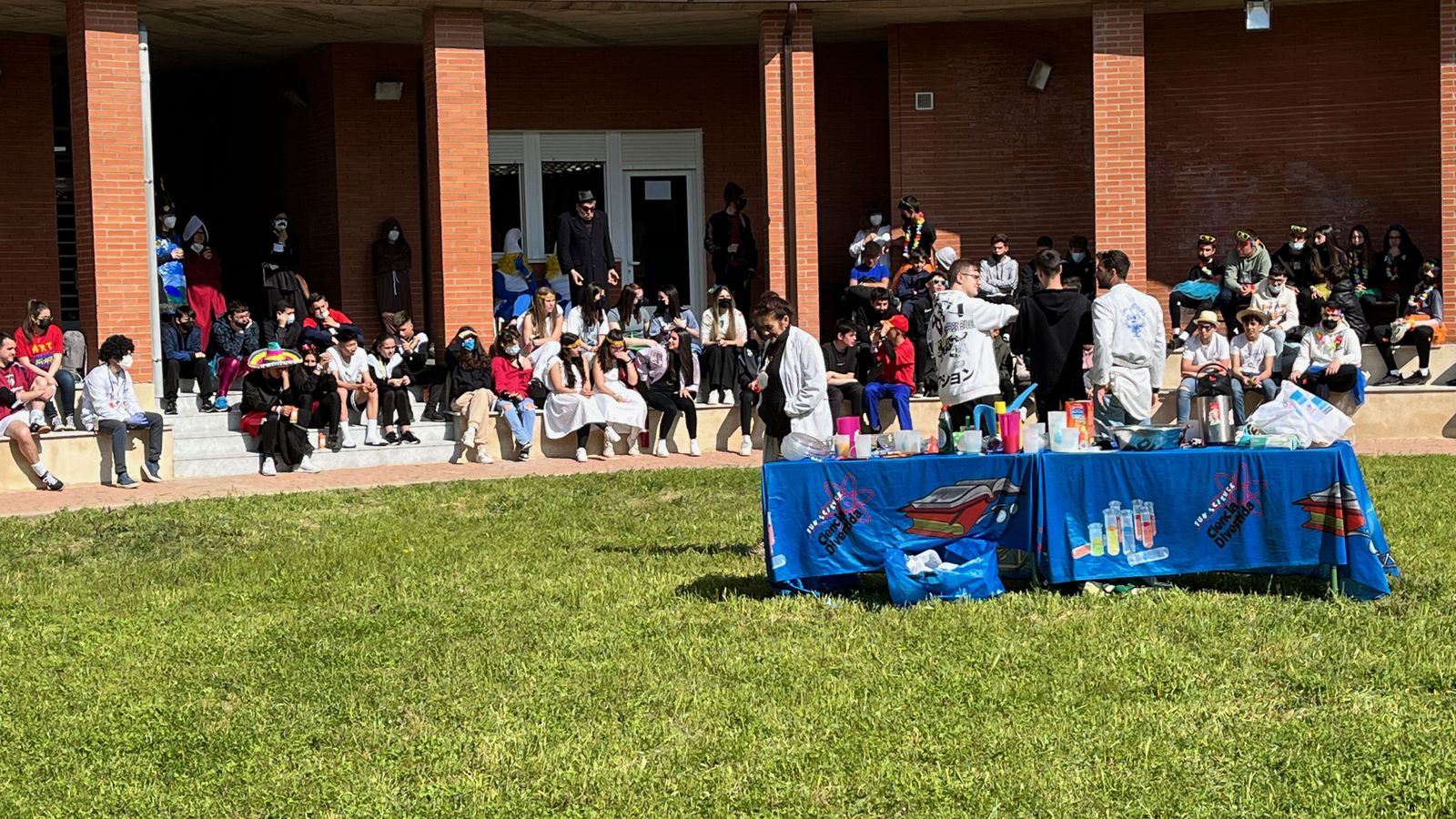 Un momento del Show científico organizado por el IES Senara
