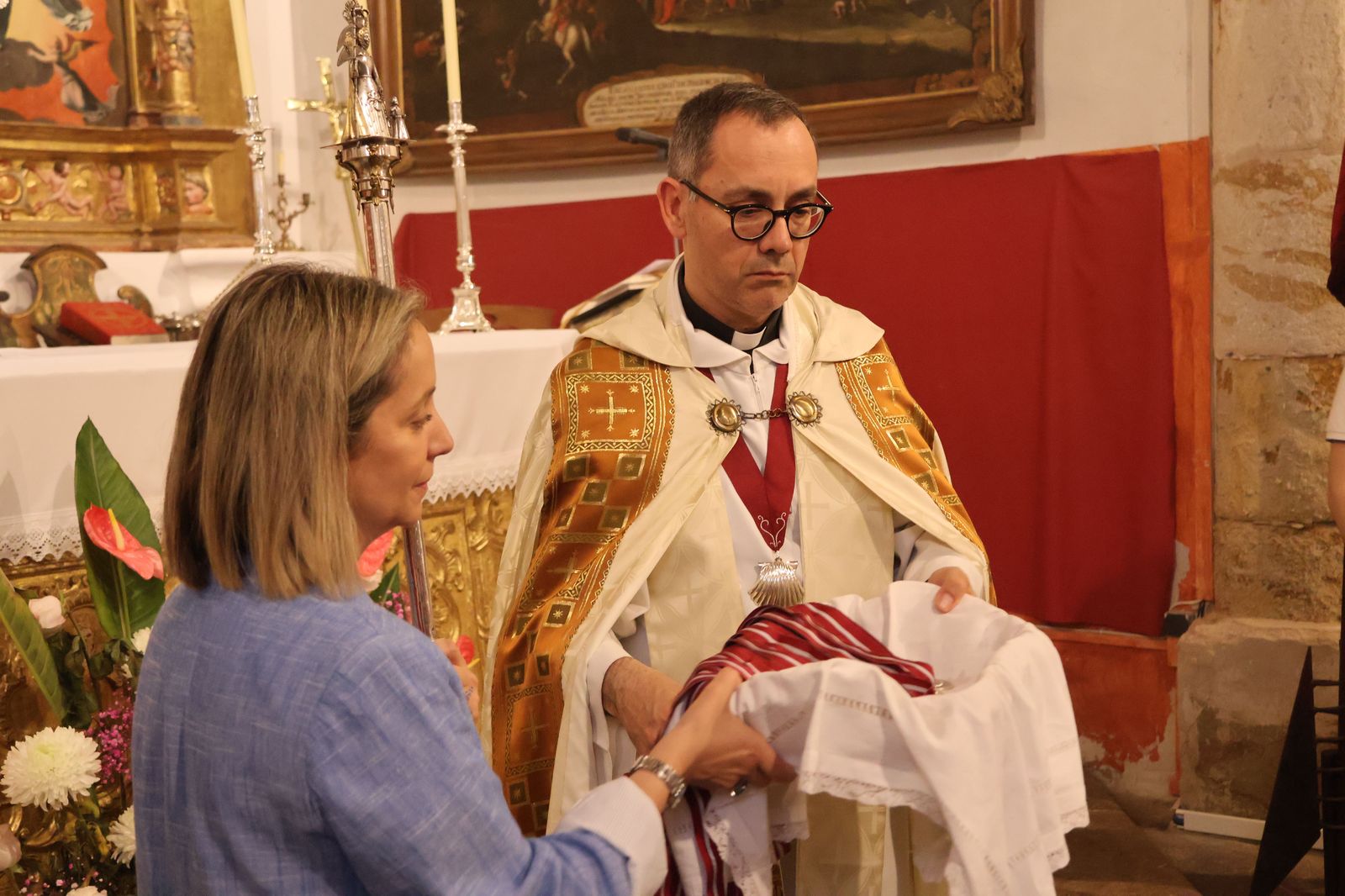 entrada-de-nuevos-hermanos-de-la-cofradia-de-la-concha-6