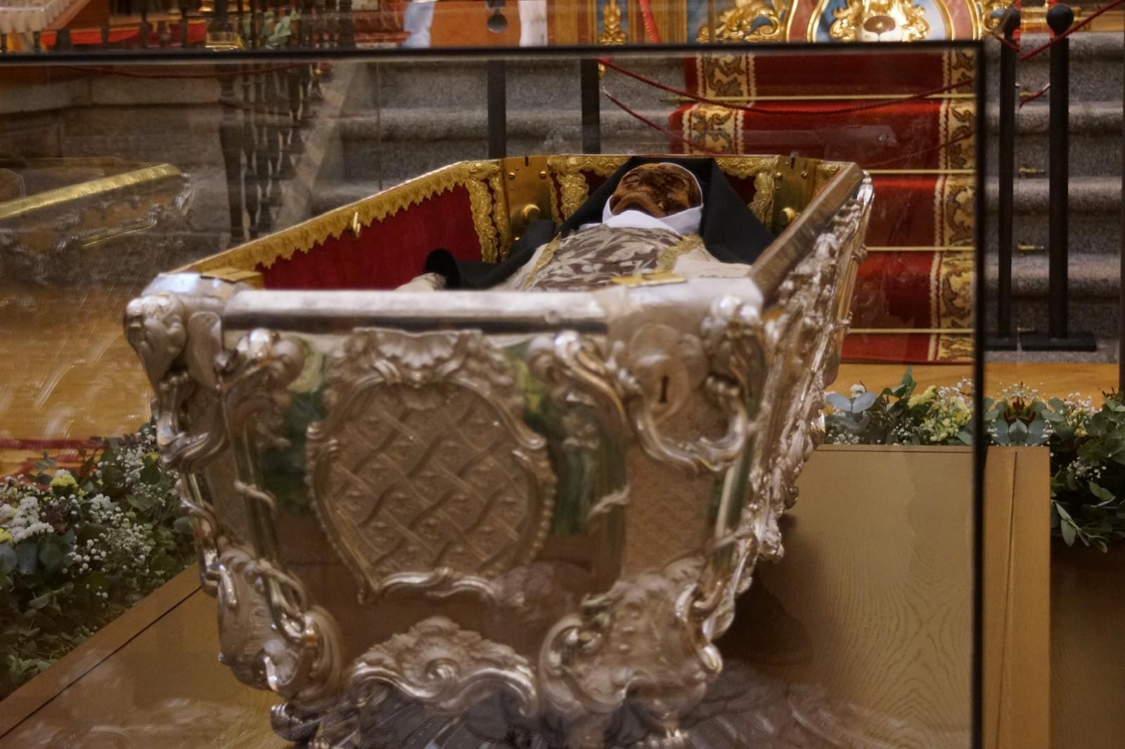 apertura-de-la-basilica-de-la-anunciacion-para-venerar-el-cuerpo-de-santa-teresa-en-alba-de-tormes-fotos-juanes-2