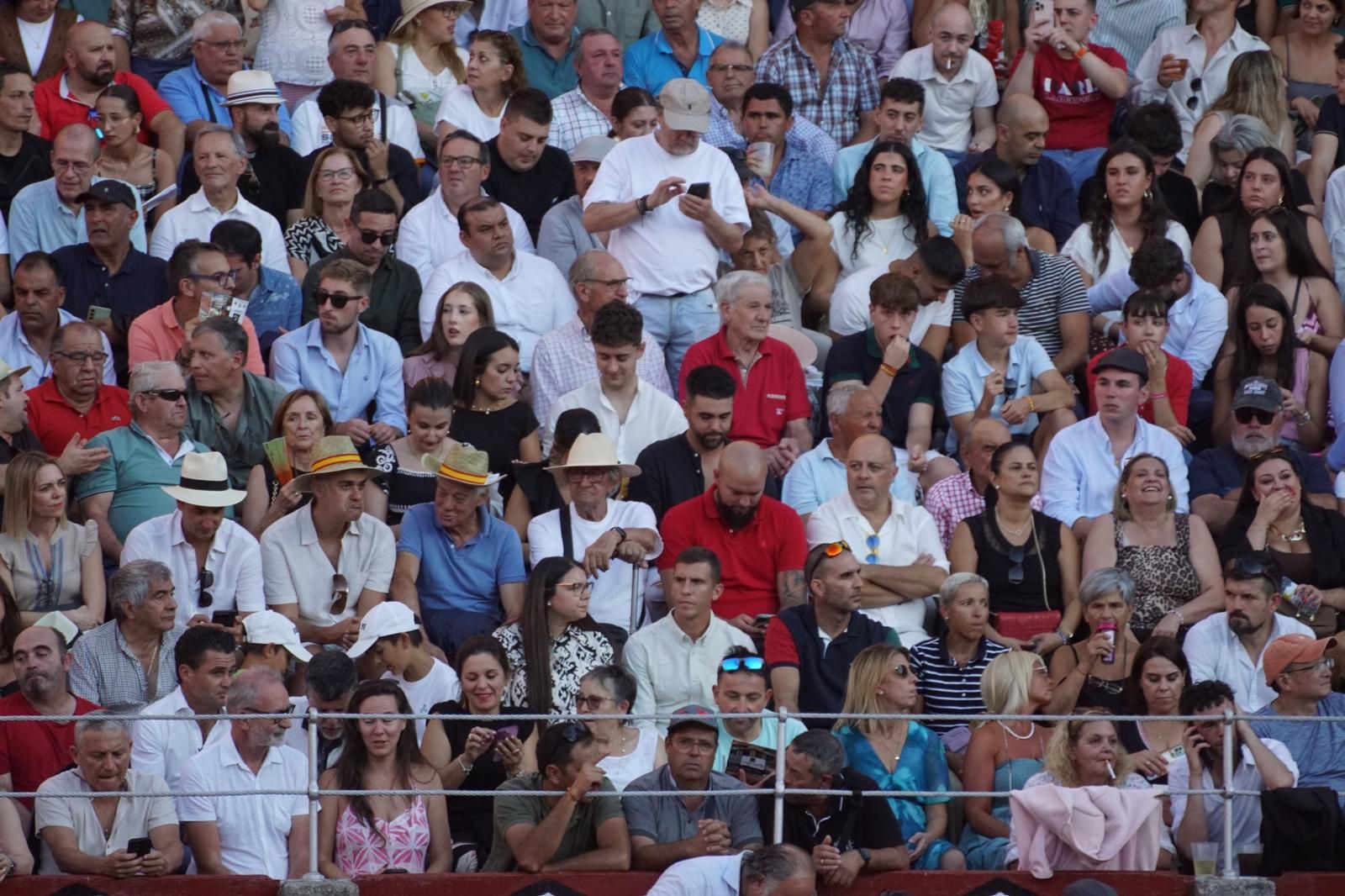 Así ha vivido la afición de La Glorieta el primer cartel de figuras de la feria: imágenes del ambiente en los tendidos y en el patio de cuadrillas