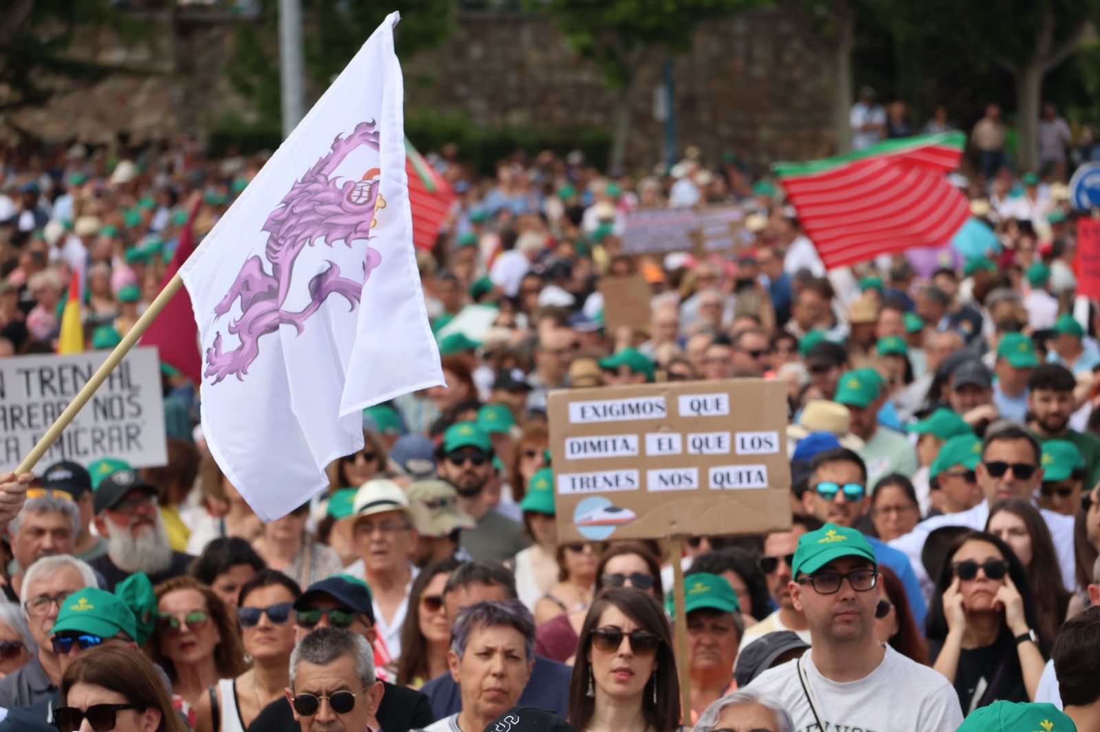 manifestacion-contra-la-perida-de-servicios-de-ave-82