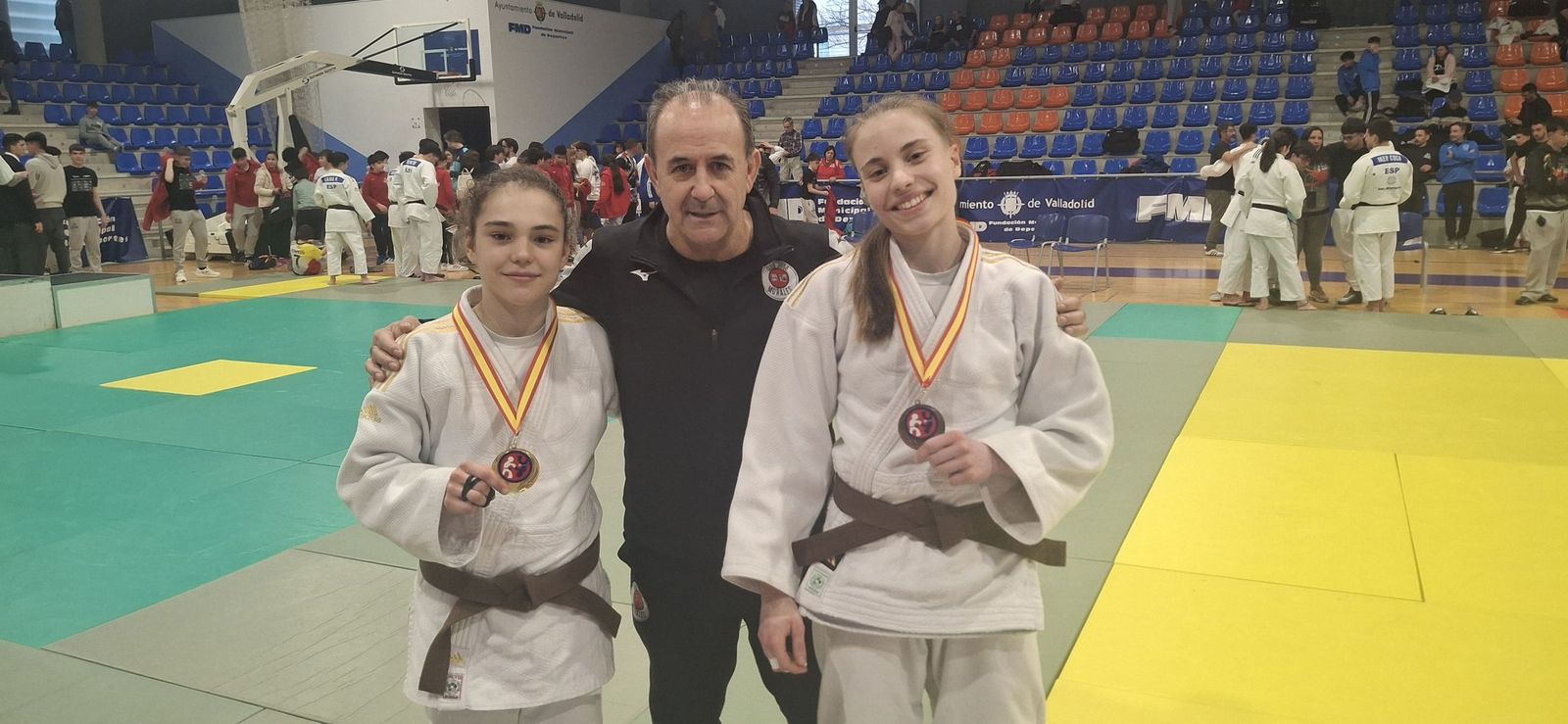 Elena Bahamonde e Isabel Fernández con sus respectivas medallas