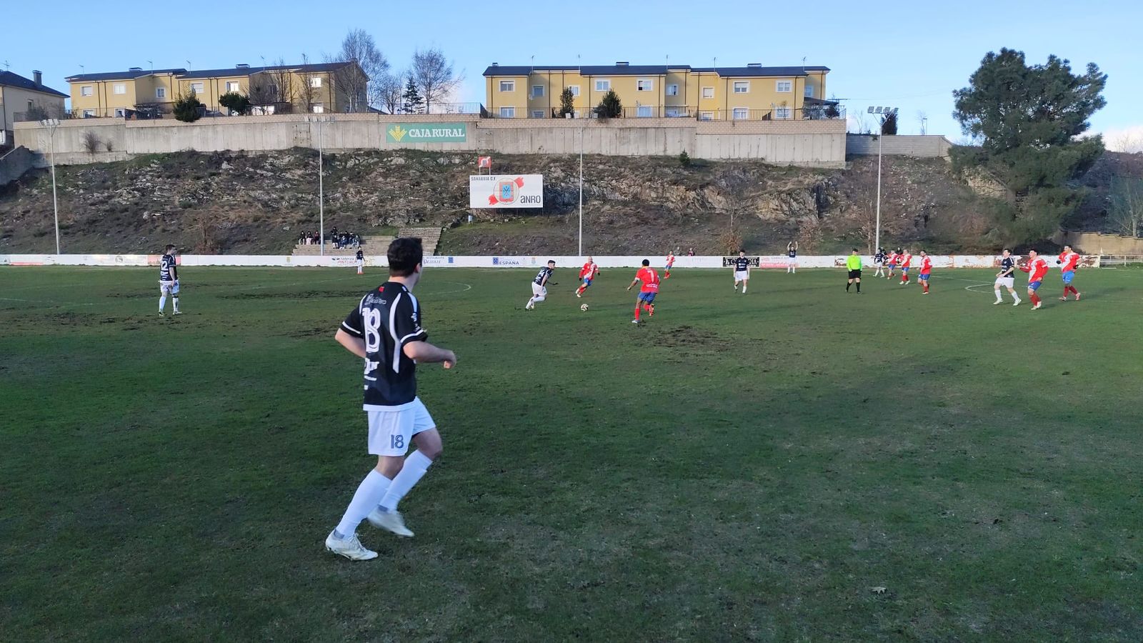 Un instante del duelo entre el CD Santa Croya y el Sanabria CF