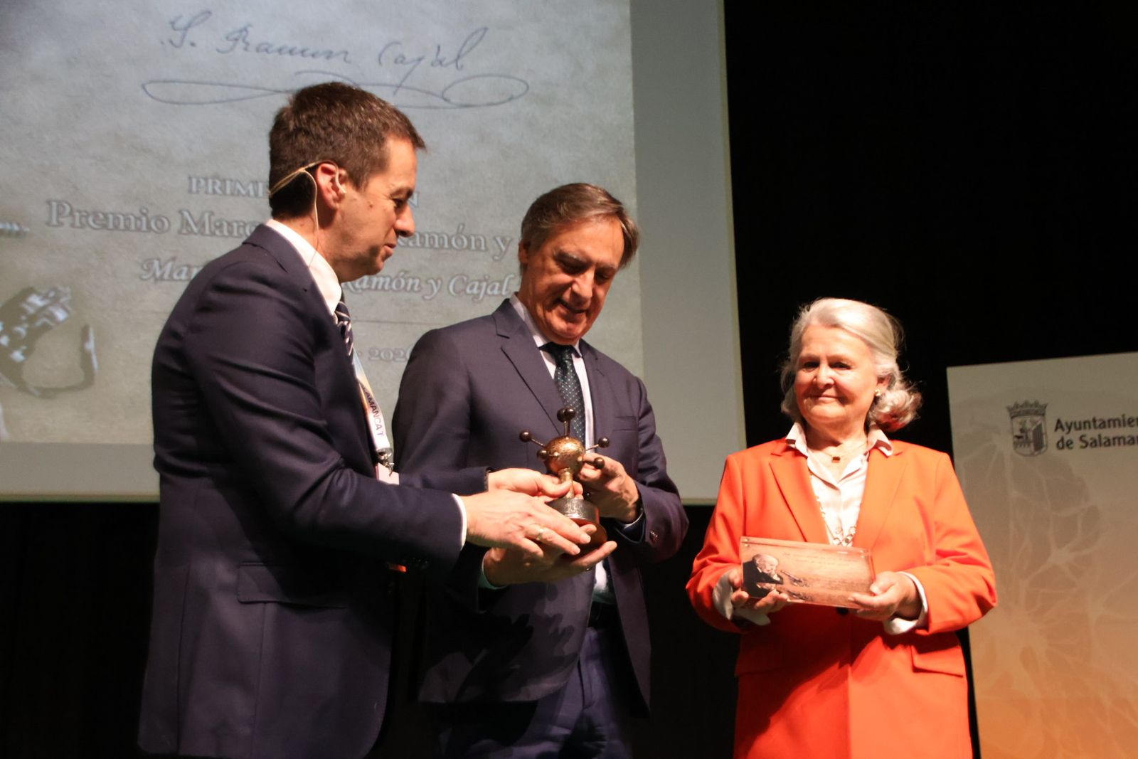 El alcalde de Salamanca, Carlos García Carbayo, recoge los Premios Santiago Ramón y Cajal en el marco de Salamanca Tech Summit