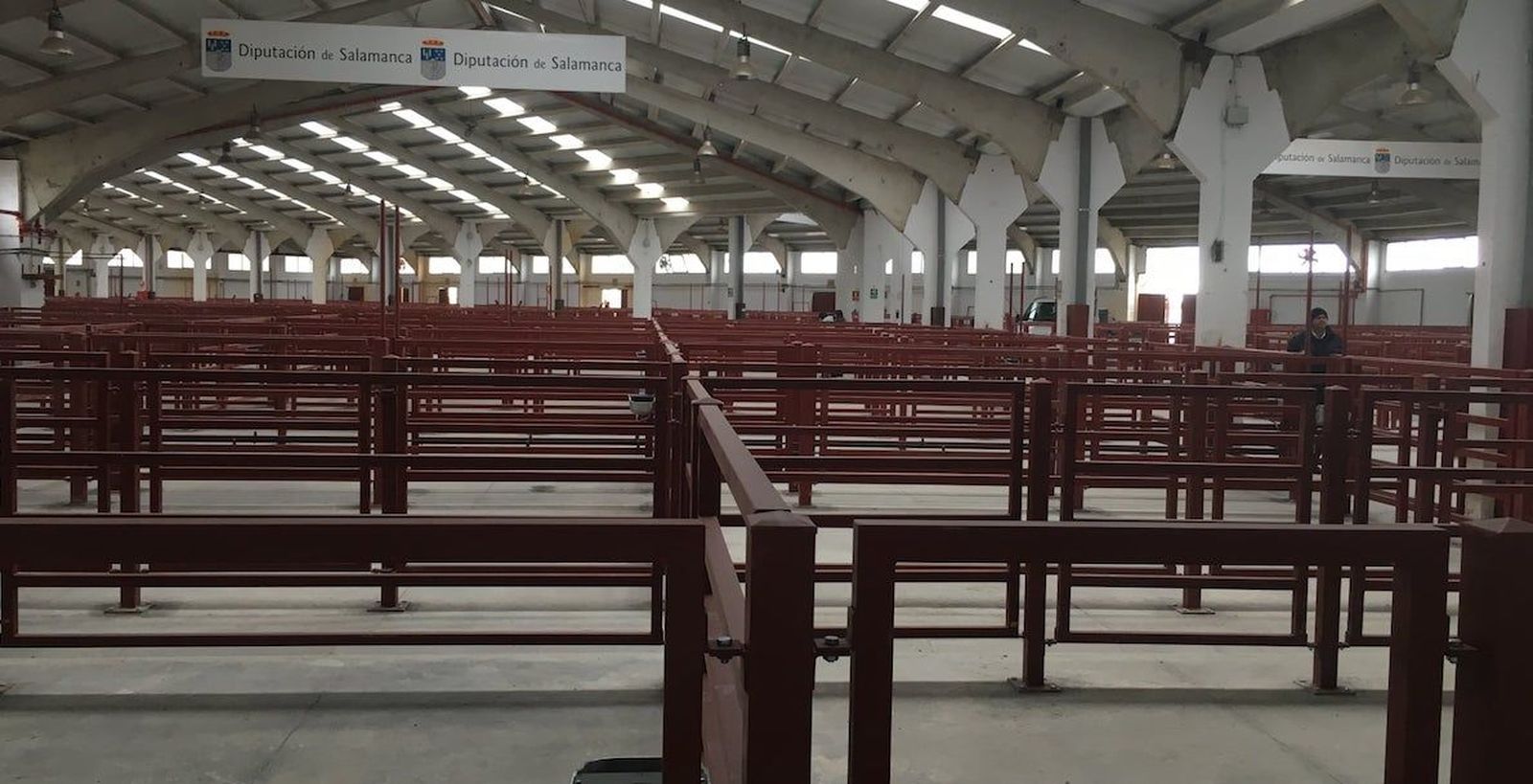 Naves vacías en el mercado de ganado