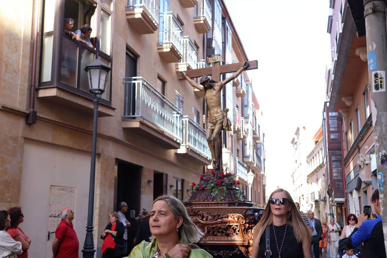 La Exaltación de la Cruz procesiona por las calles de Zamora rumbo a la carpa de San Bernabé