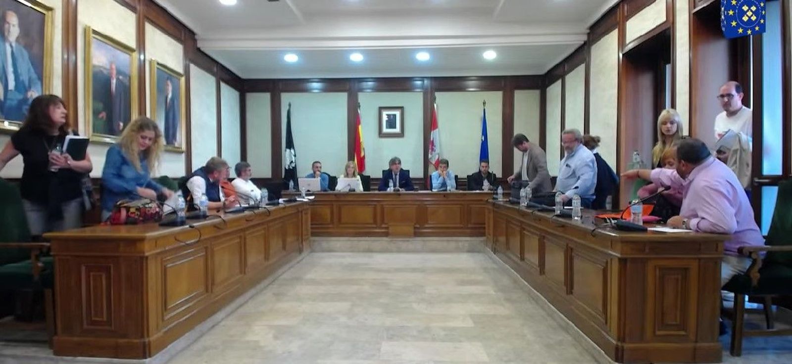 Los ediles de la oposición Los ediles de la oposición abandonando el pleno en Béjar. Imagen Béjar en Europa el pleno en Béjar
