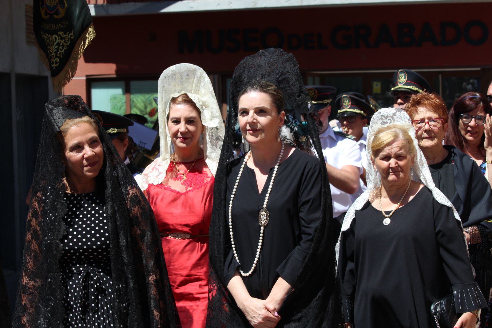 Misa solemne en honor a Santa Marta y a continuación procesión y vino español en el paseo fluvial.