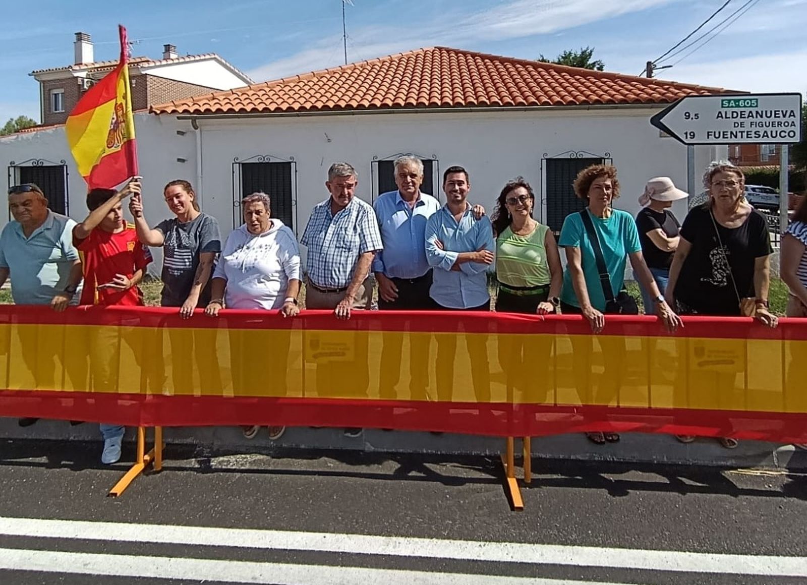 Vuelta ciclista a su paso por La Vellés  (2).jpeg