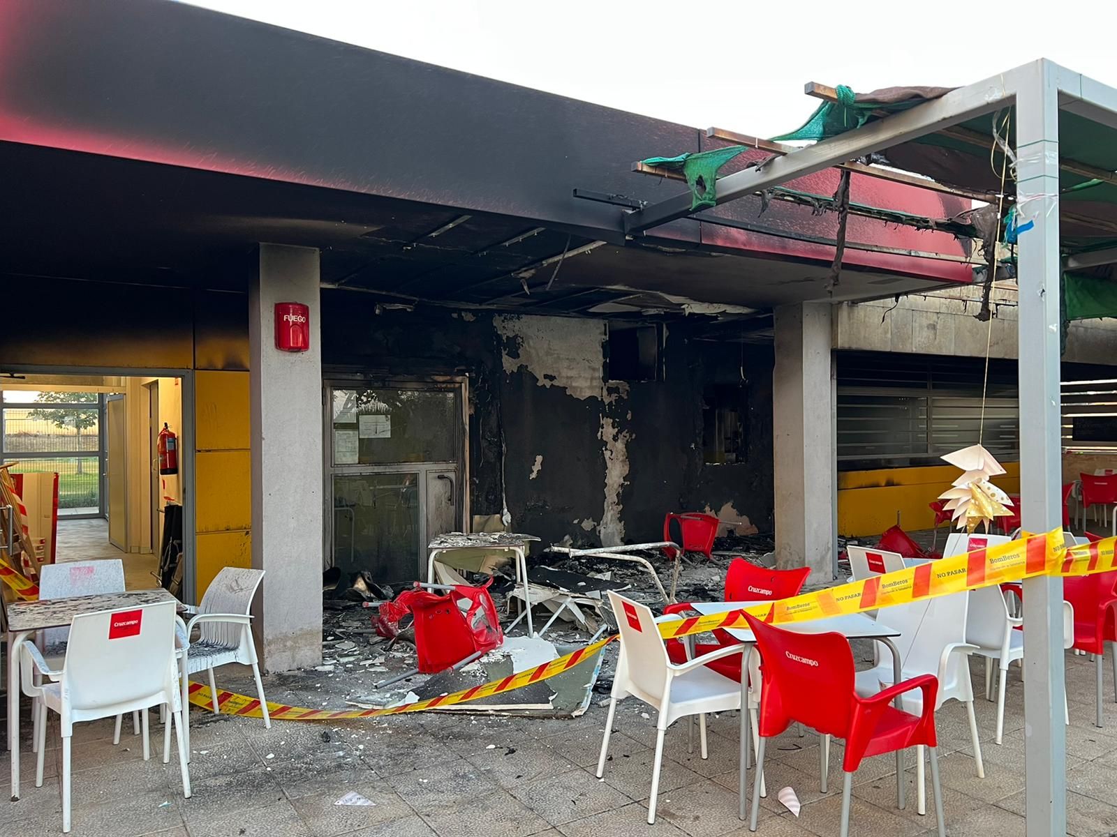 Los bomberos sofocan un incendio en las piscinas de Villamayor que afecta a su cocina