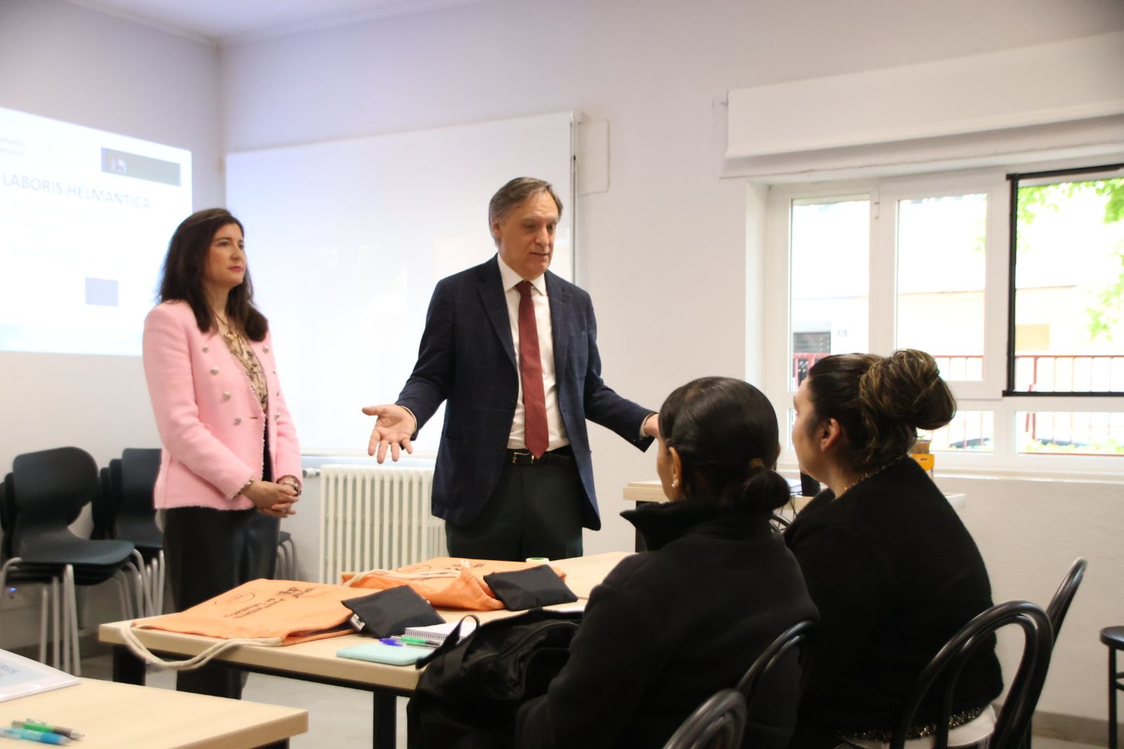 El alcalde de Salamanca, Carlos García Carbayo, visita la nueva acción formativa en hostelería del proyecto Laboris Helmántica