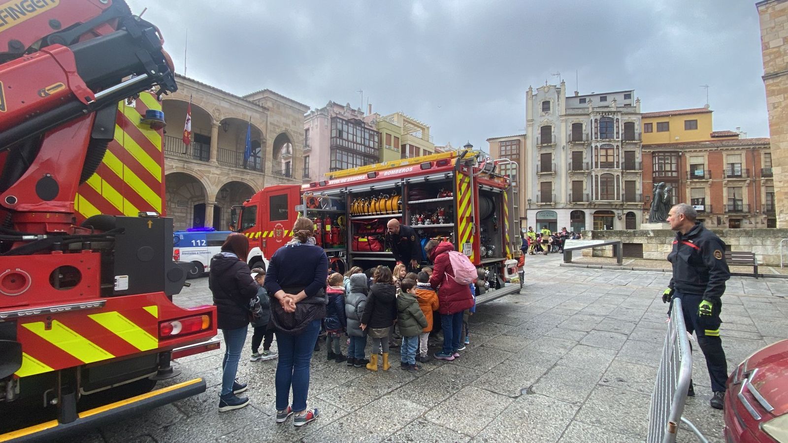 La Plaza Mayor de Zamora se convierte en un gran parque de bomberos