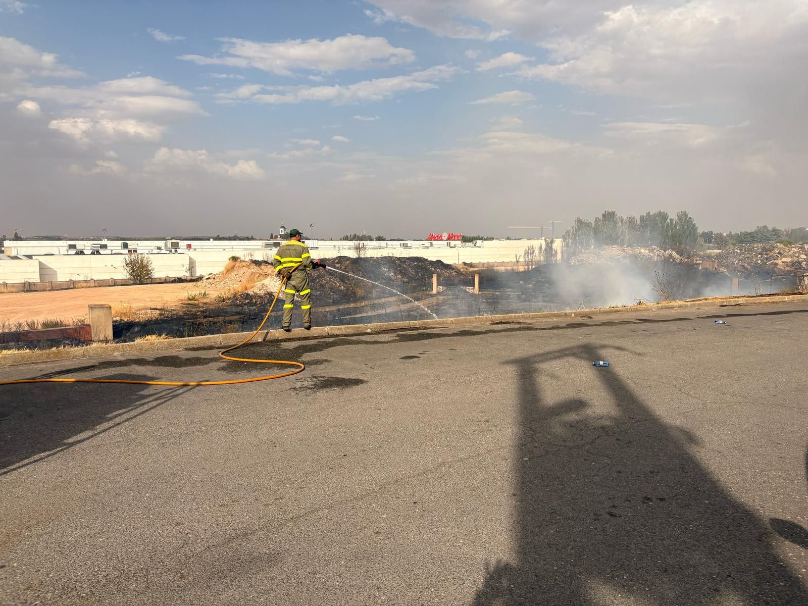 Los bomberos sofocan un gran incendio en el Polígono Industrial de Los Montalvos
