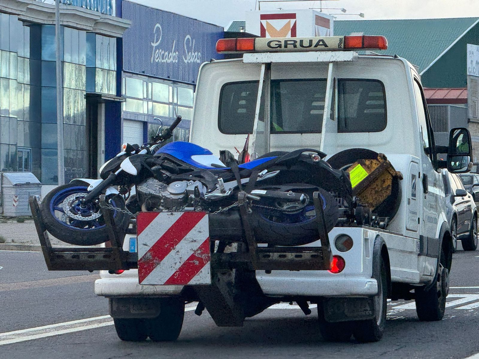 La grúa municipal traslada una motocicleta accidentada