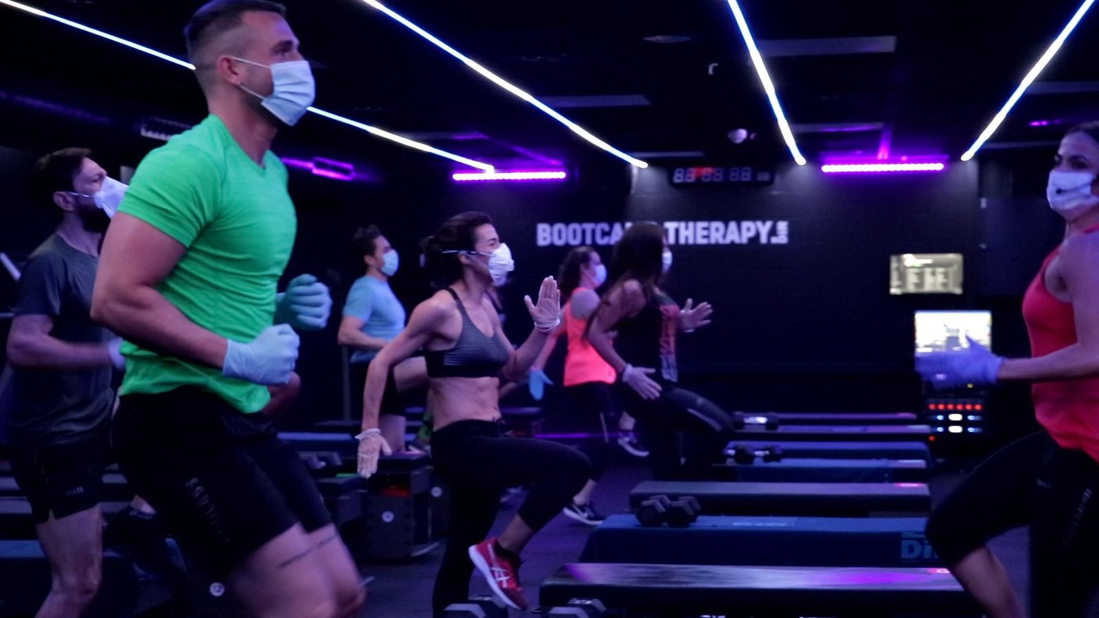 Gente con mascarilla en un gimnasio | Imagen: CLUBS DIR