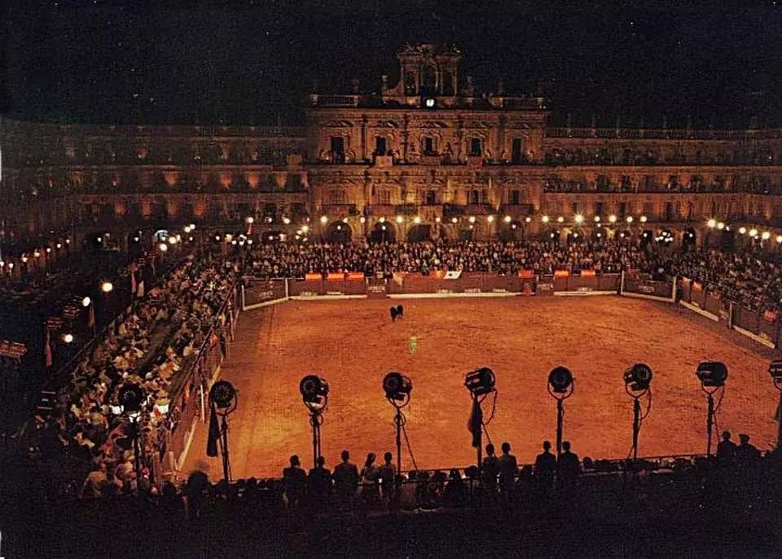 Coso taurino en la Plaza Mayor de Salamanca. Foto: Recuerdos de Salamanca Coso taurino en la Plaza Mayor de Salamanca. Foto: Recuerdos de Salamanca