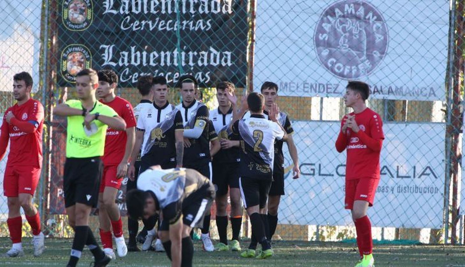 Los jugadores de Unionistas B celebran un gol ante el Hergar | FOTO SALAMANCA24HORAS.COM