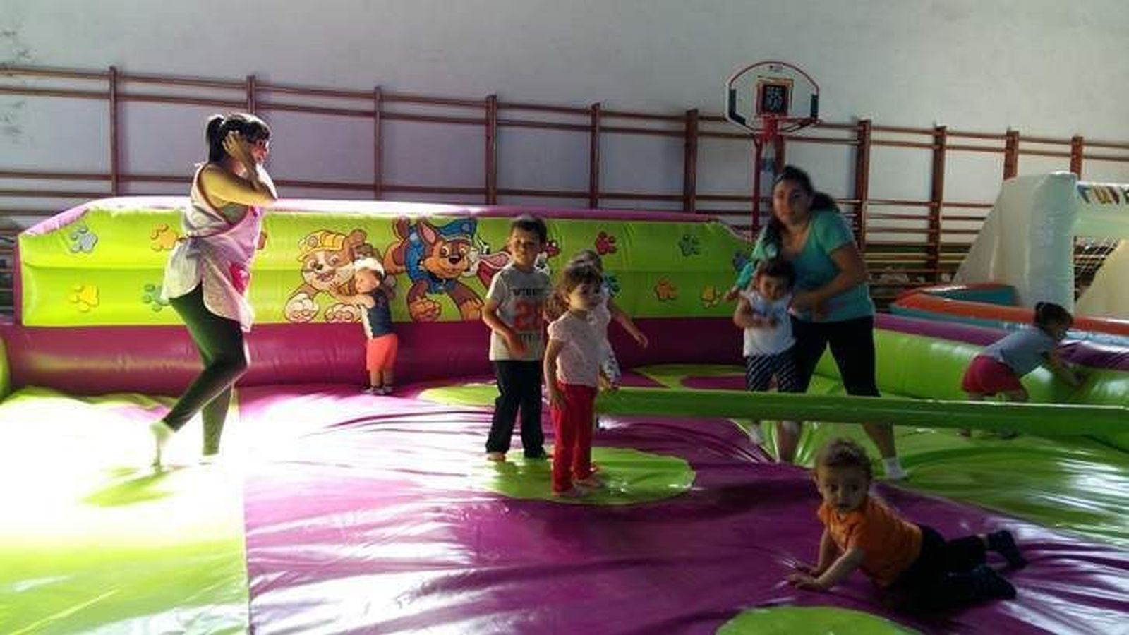 El colegio Sancti-Spíritus clausura el año con una fiesta de hinchables