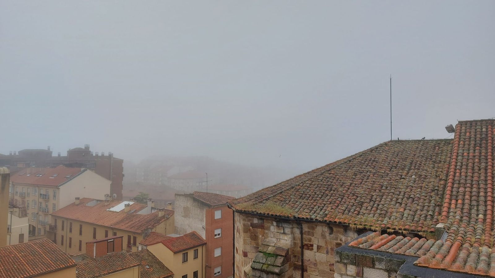 Zamora amanece este jueves cubierta por un denso manto de nubes