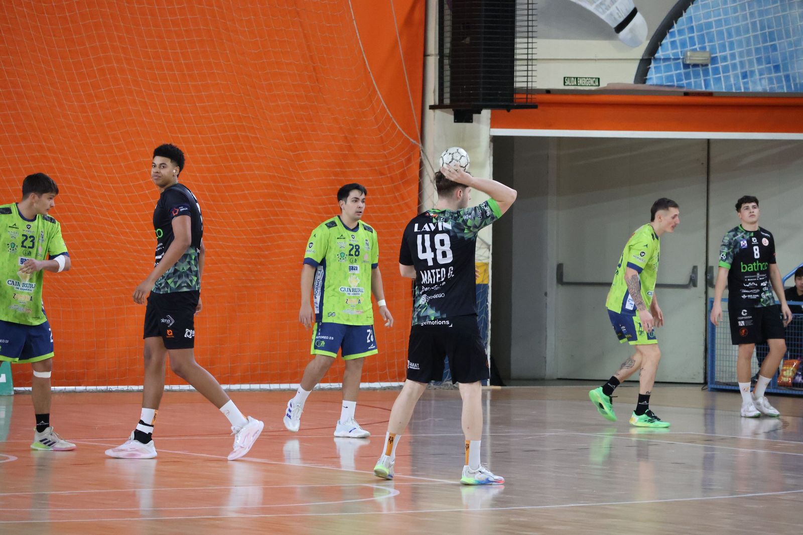 GALERÍA | Duelo de alturas entre el BM Zamora y el Torrelavega