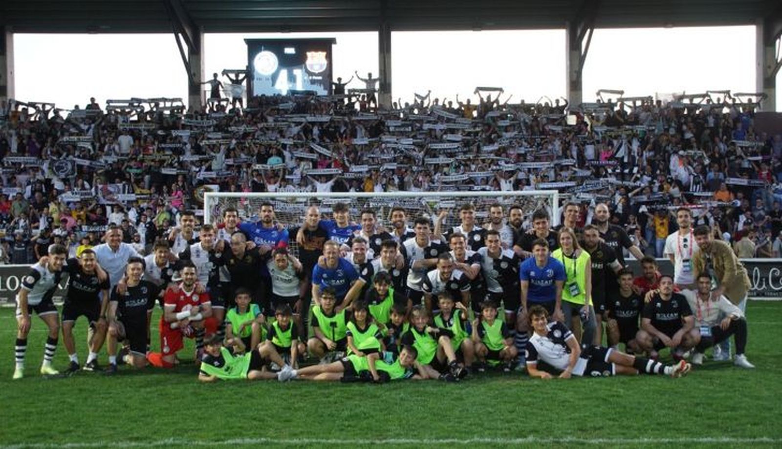 Unionistas junto a su afición al terminar el encuentro contra el filial del Barcelona