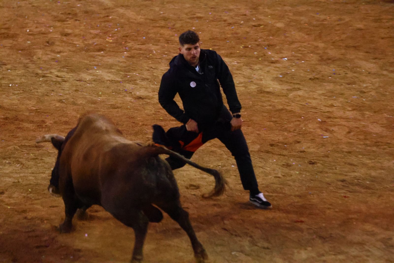 Capa y desencierro de tarde de lunes en el Carnaval del Toro 2026