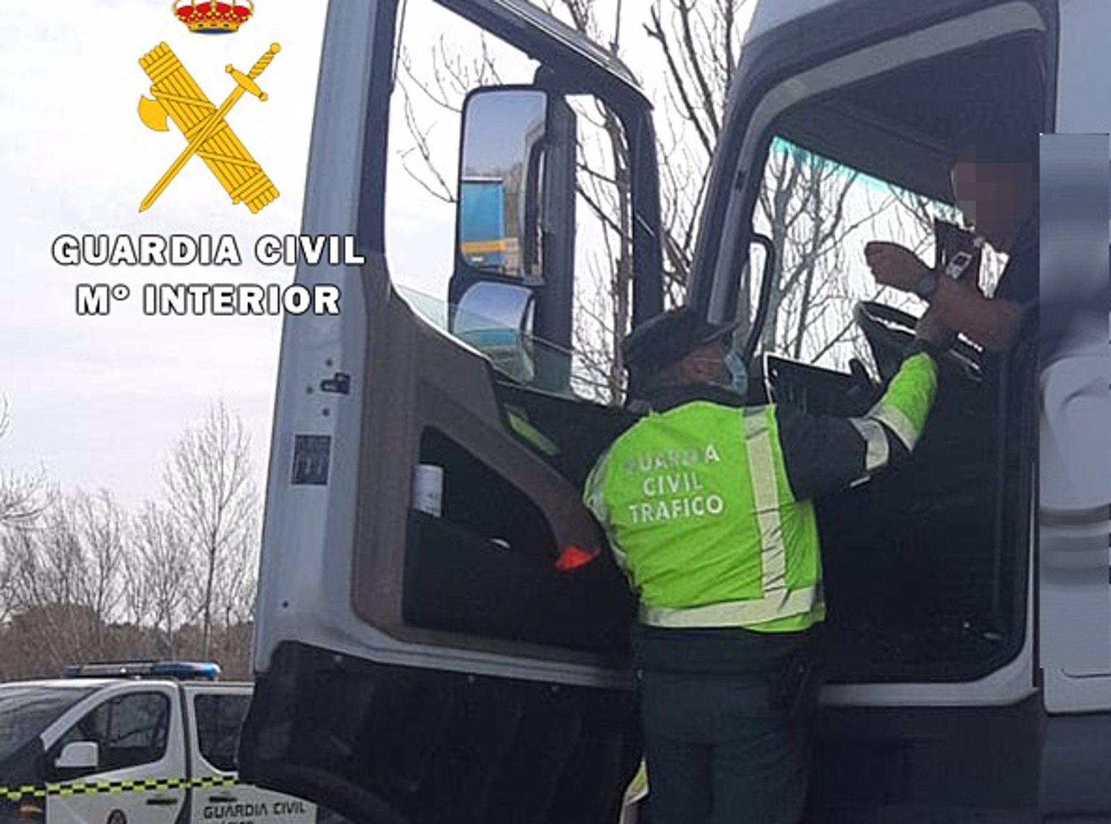 Un agente de la Guardia Civil realiza la prueba de alcoholemia al conductor de un camión en una imagen de archivo. EP