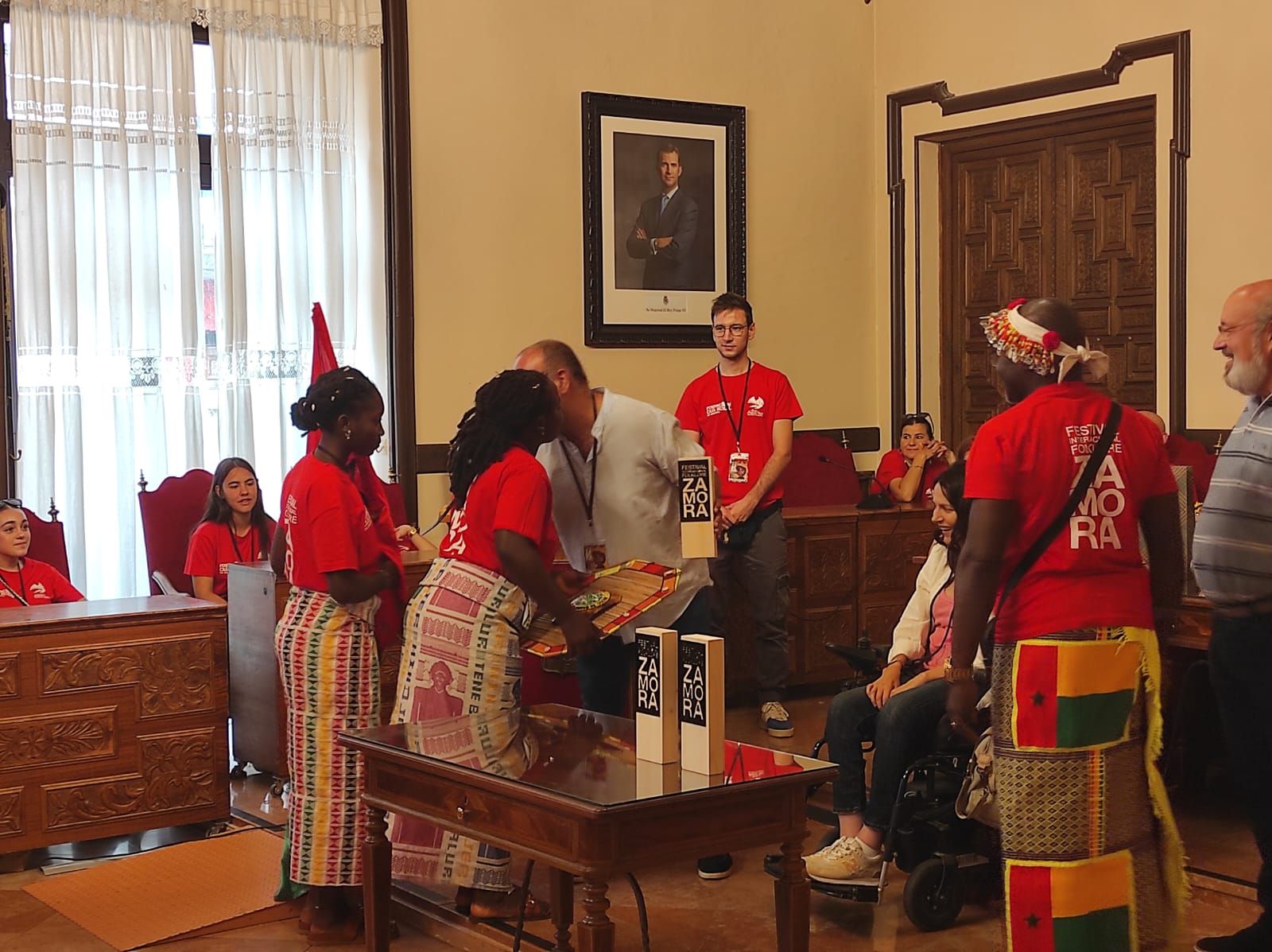 El Ayuntamiento de Zamora acoge a los componentes del XXI festival Internacional de folclore