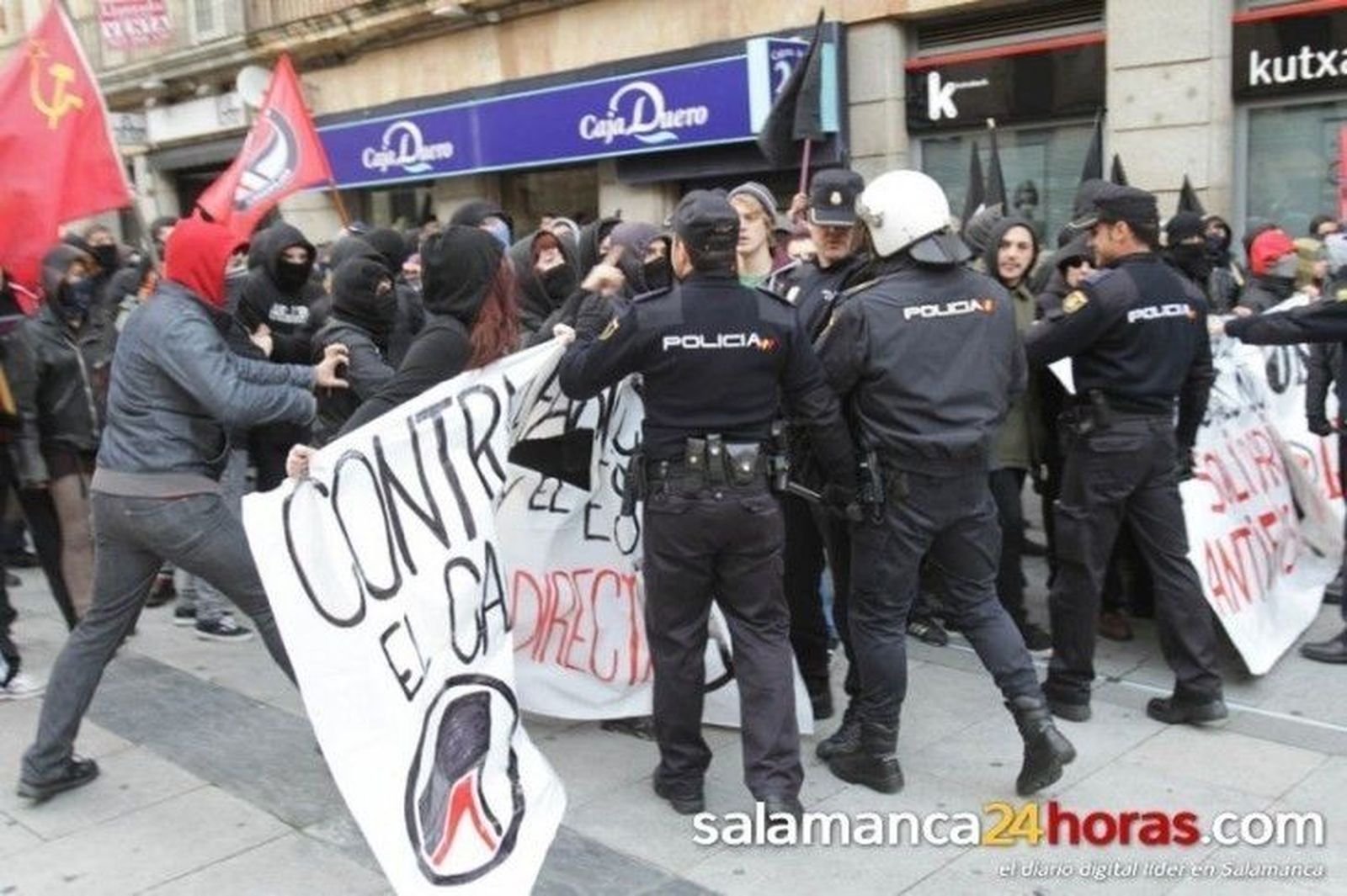 Tres policías heridos al intentar disuadir en febrero un enfrentamiento entre nacionalistas y antifascistas
