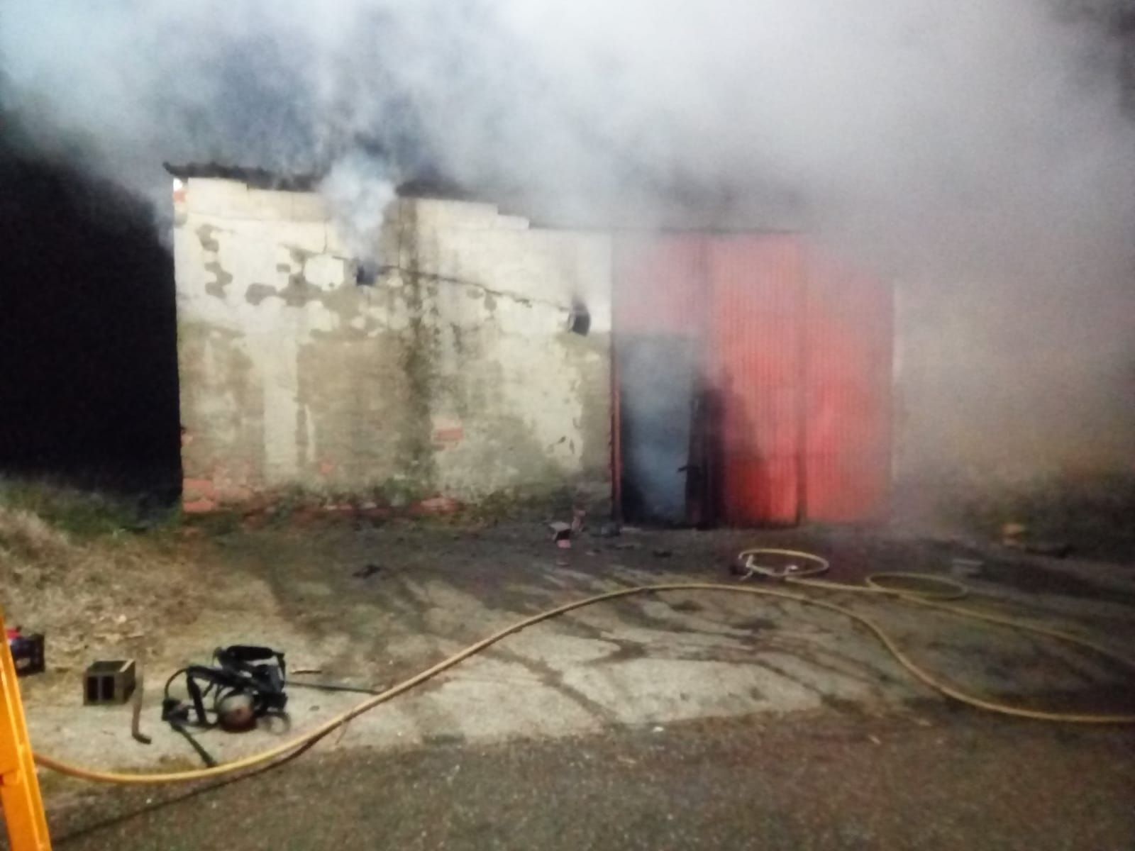 Fuego en una nave agrícola en Litos (3)