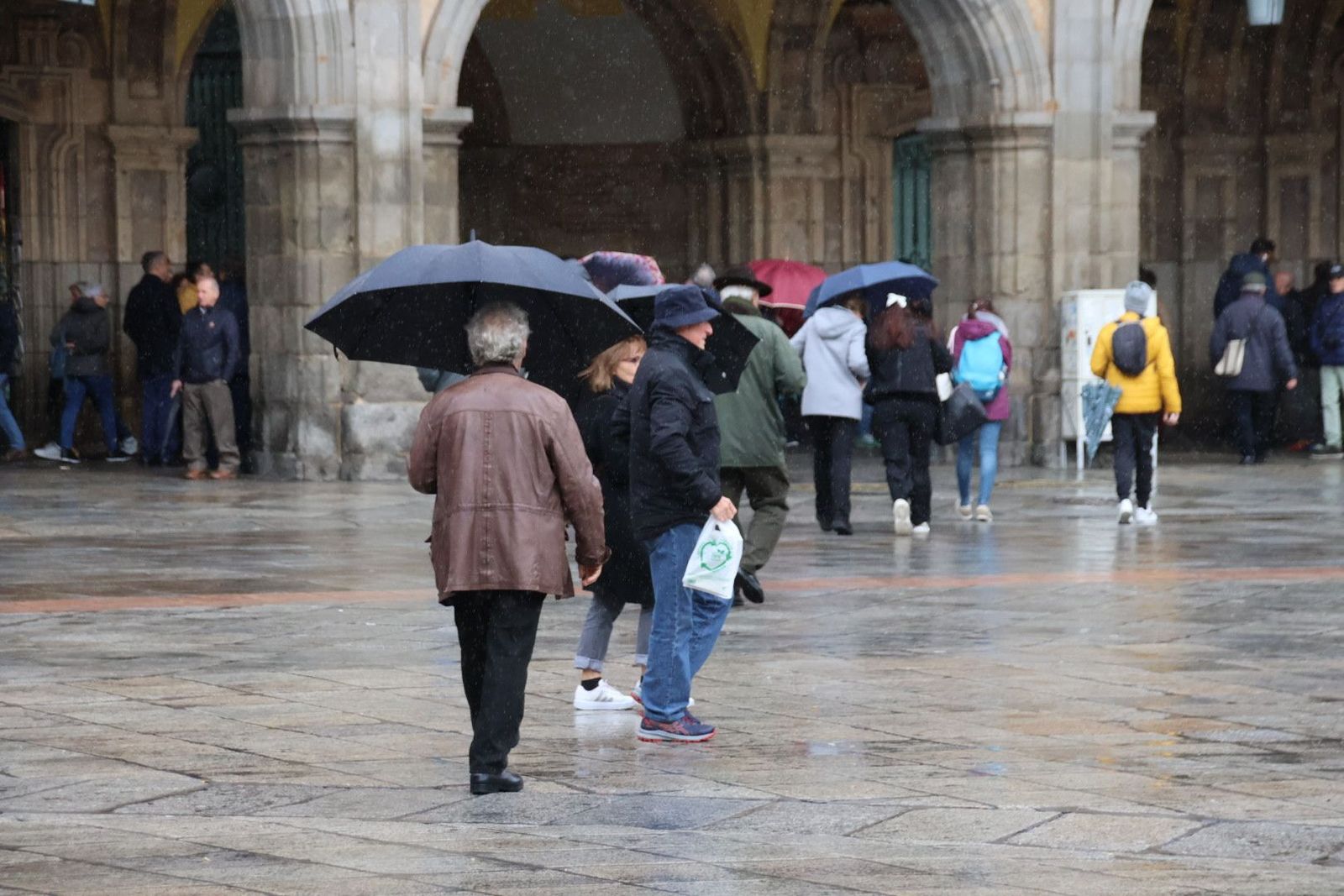Gente paseando por las calles de Salamanca