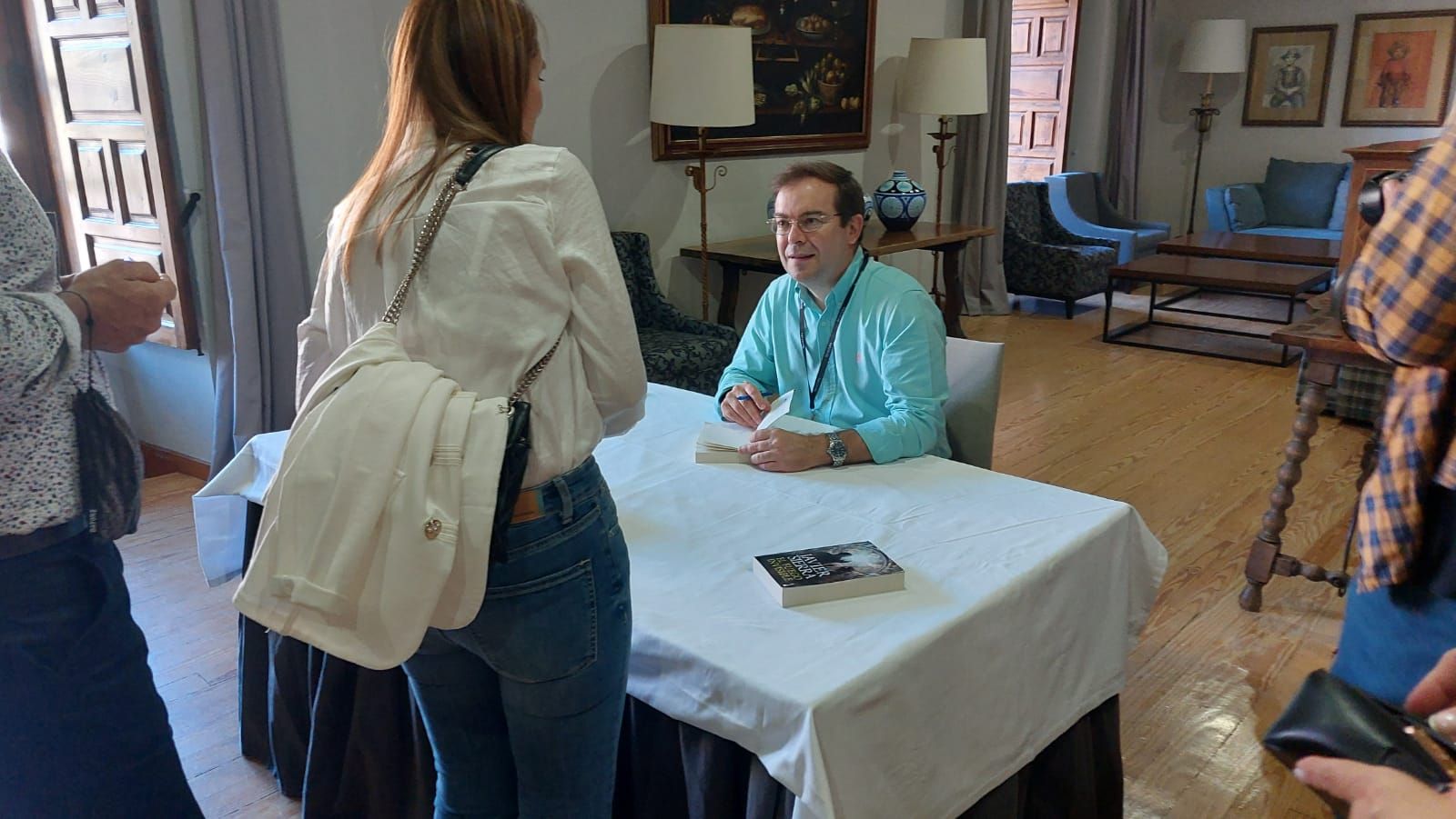 Javier Sierra firmando un libro en el Parador de Zamora