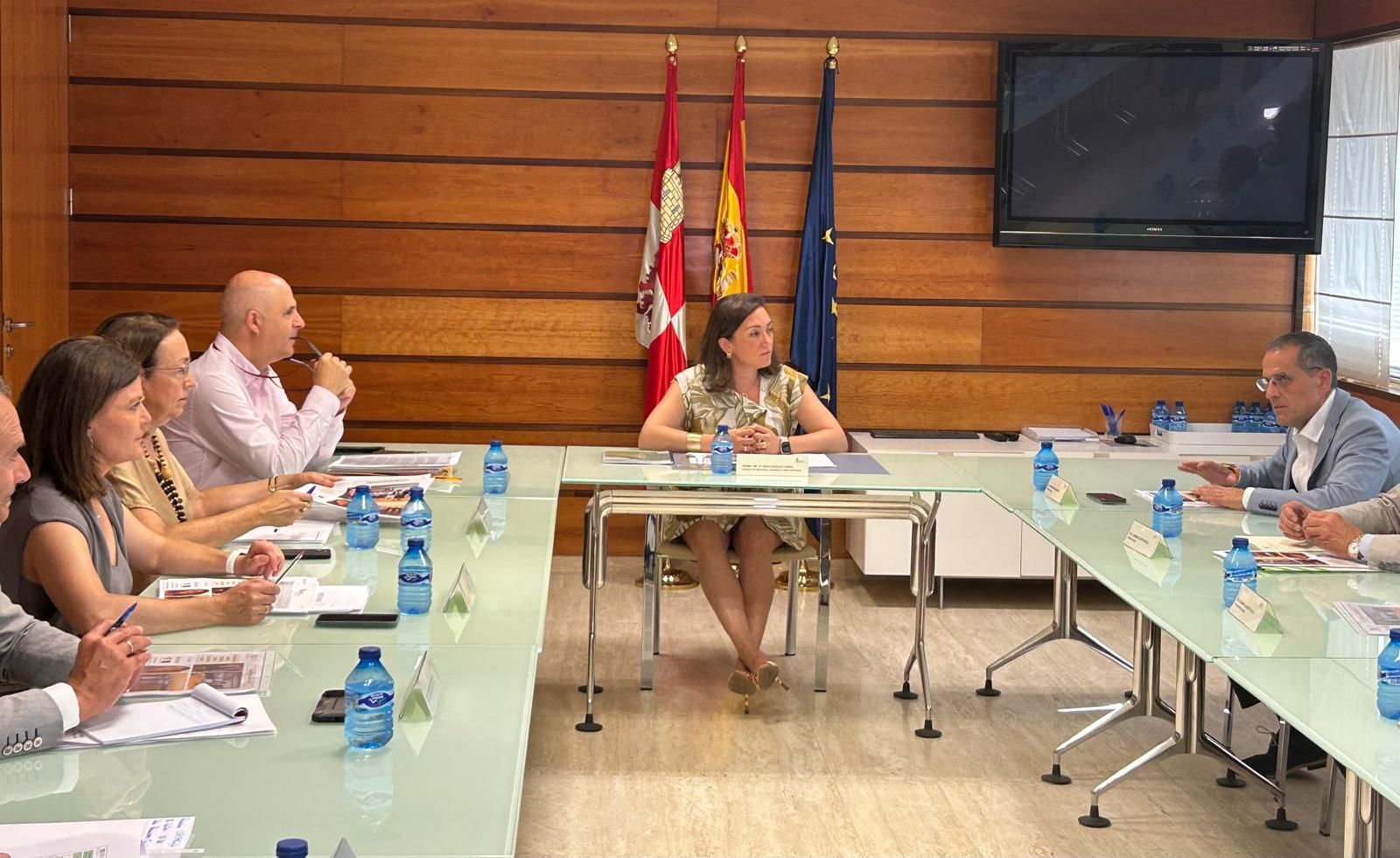 La consejera de Agricultura, Ganadería y Desarrollo Rural, María González Corral, se ha comprometido con la Unión Regional de Cooperativas Agroalimentarias de Castilla y León (URCACYL) a impulsar el cumplimiento de los compromisos adquiridos dentro del Plan Estratégico del Cooperativismo Agroalimentario de Castilla y León 2024-2027