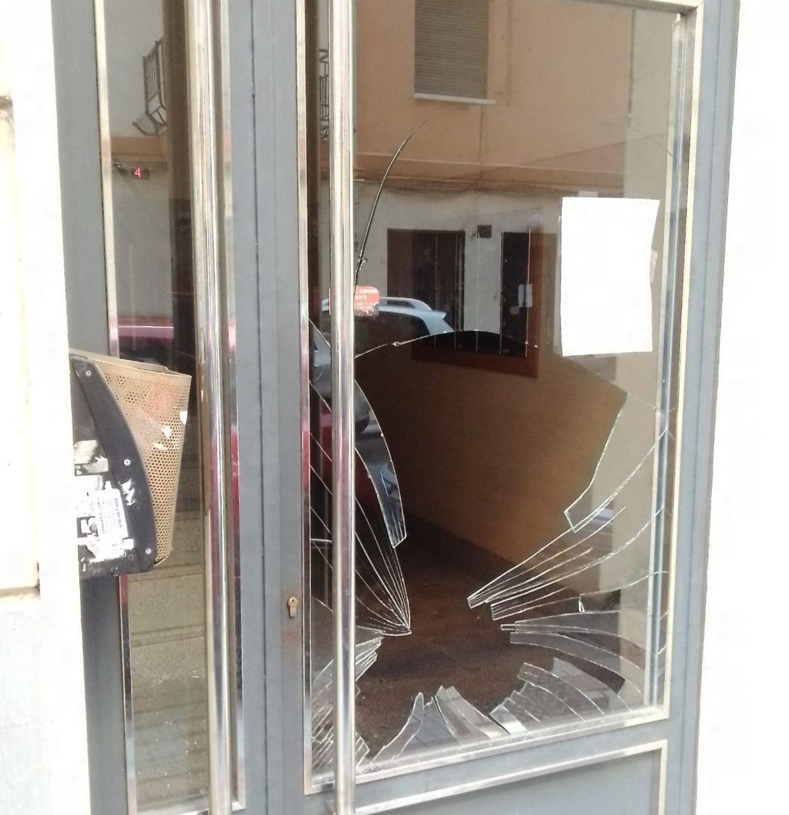 Los vecinos de Fernando de Rojas denuncian actos vandálicos durante la madrugada del sábado Los vecinos de Fernando de Rojas denuncian actos vandálicos durante la madrugada del sábado