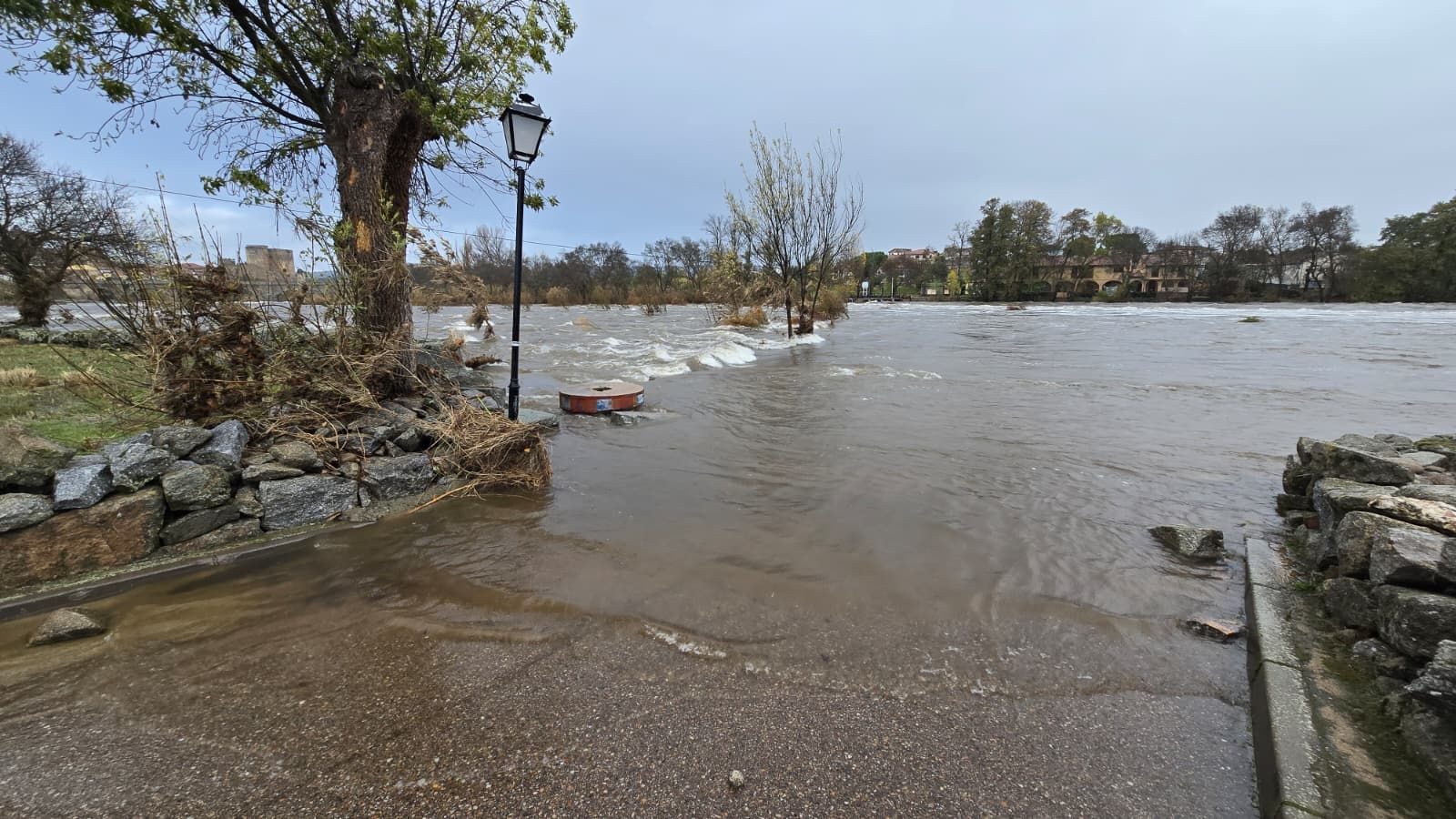 El río Tormes desbordado a su paso por El Puentes del Congosto tras el paso de la borrasca Claudia