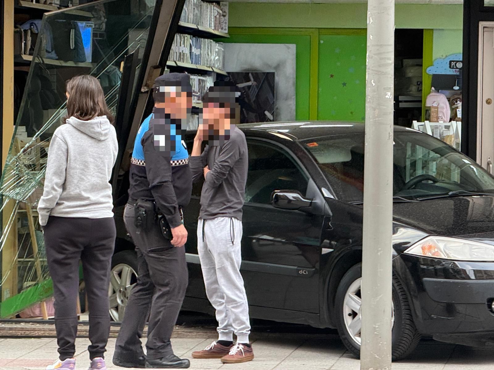 Un turismo choca contra un escaparate en la avenida de Villamayor
