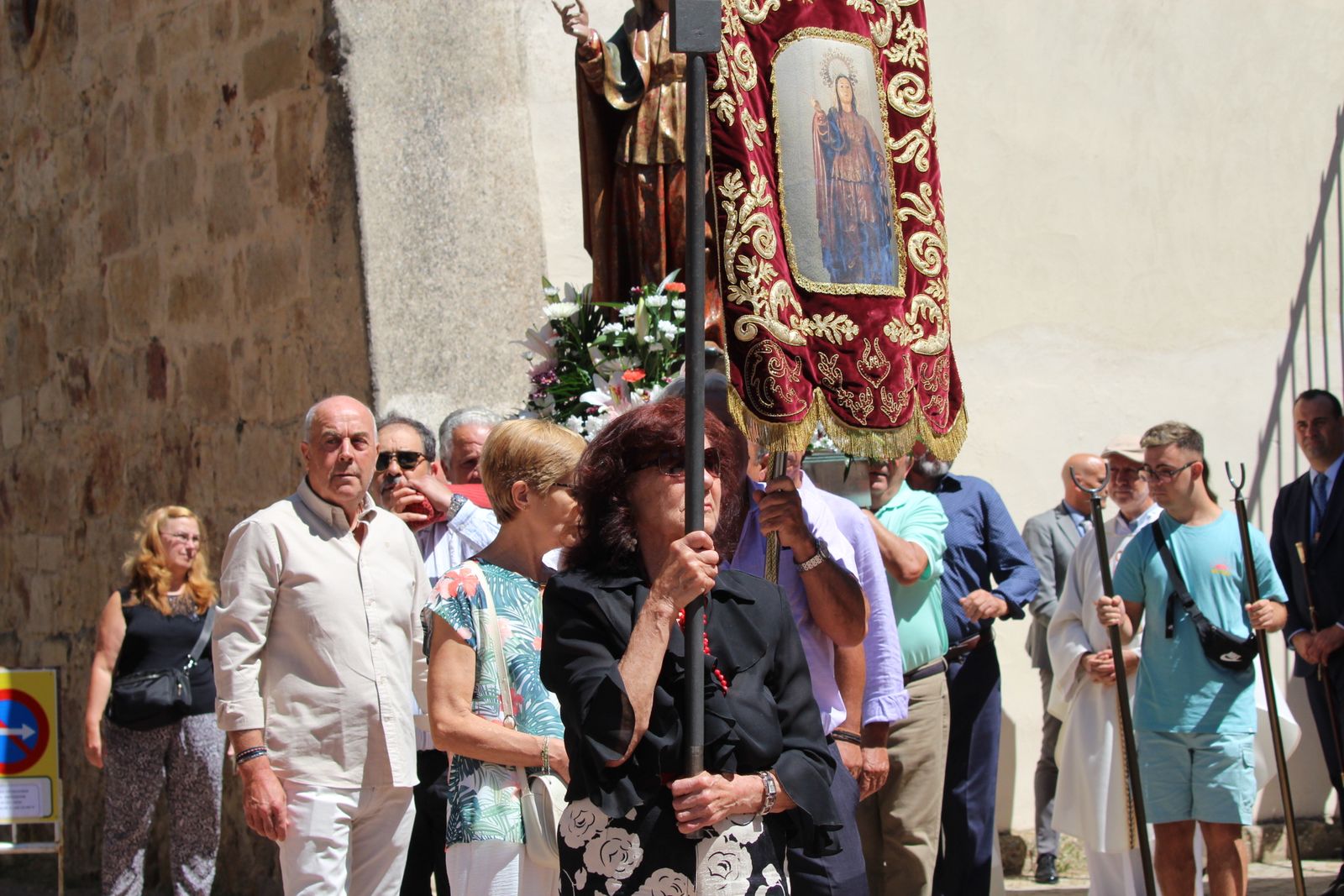 Misa solemne en honor a Santa Marta y a continuación procesión y vino español en el paseo fluvial.