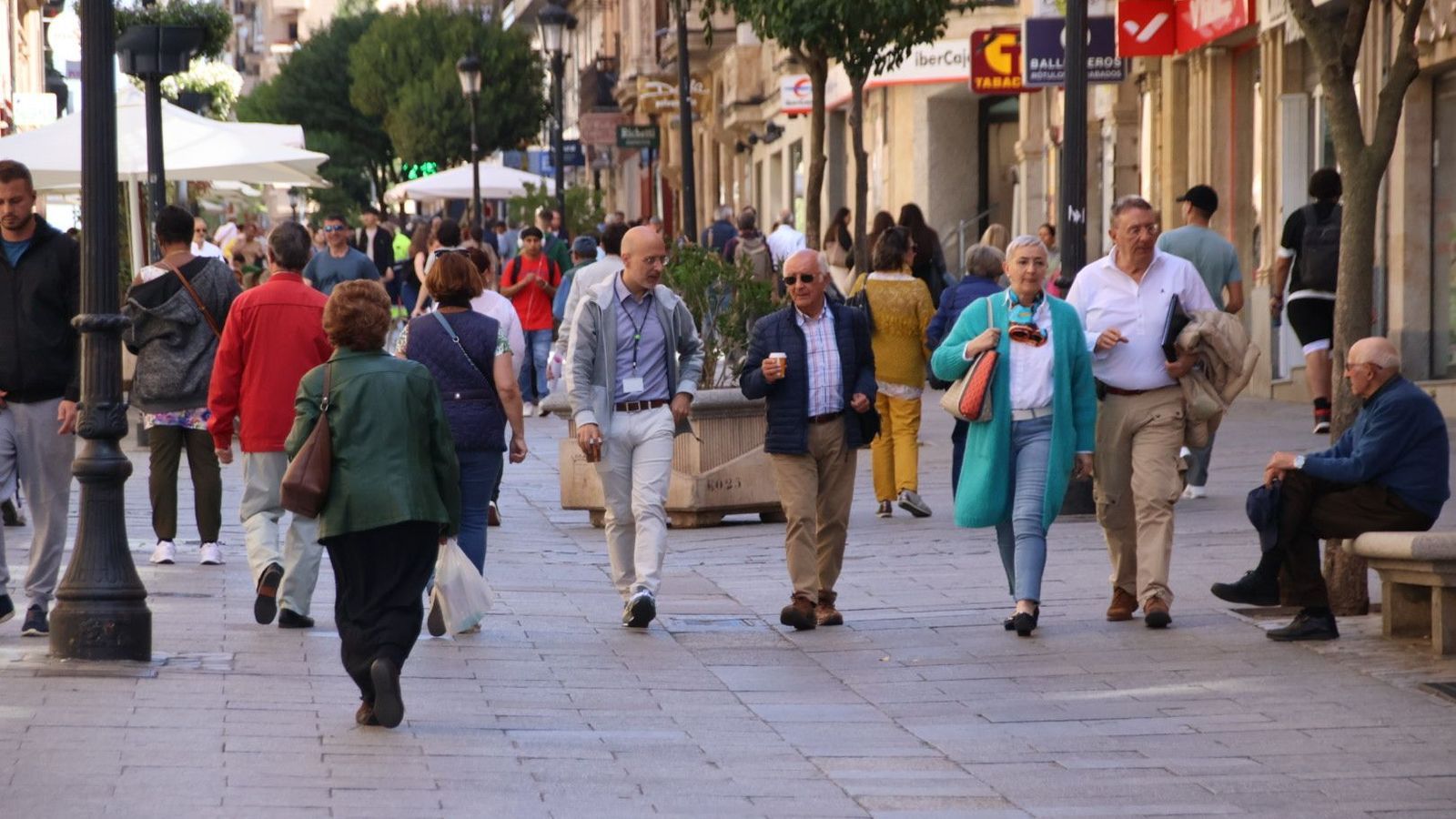 Gente paseando por las calles de Salamanca
