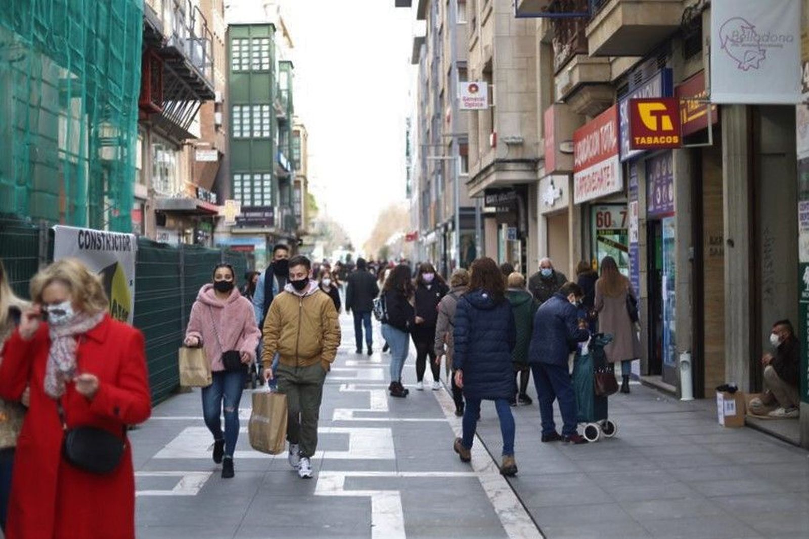 Personas con mascarillas paseando por Santa Clara durante la pandemia