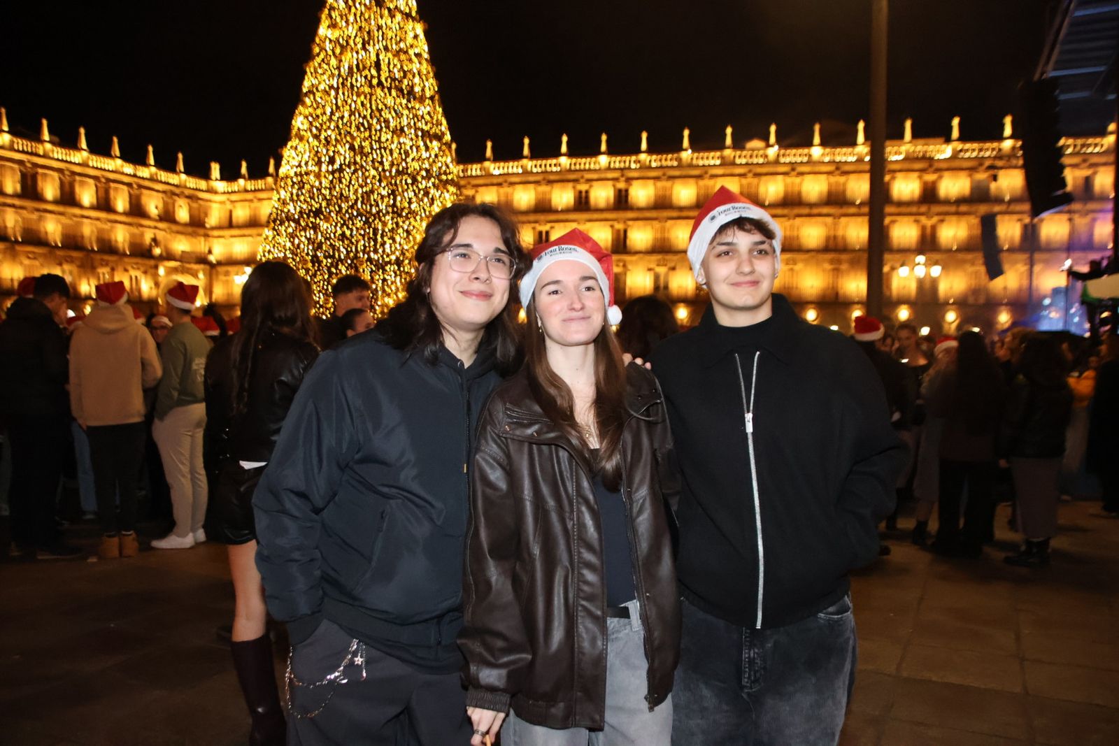 Miles de personas disfrutan de las campanadas y la fiesta del Fin de Año Universitario